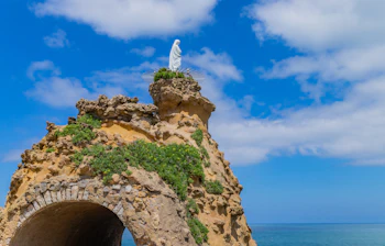 Dramatisk klippeformation med religiøs statue i Biarritz Baskerlandet