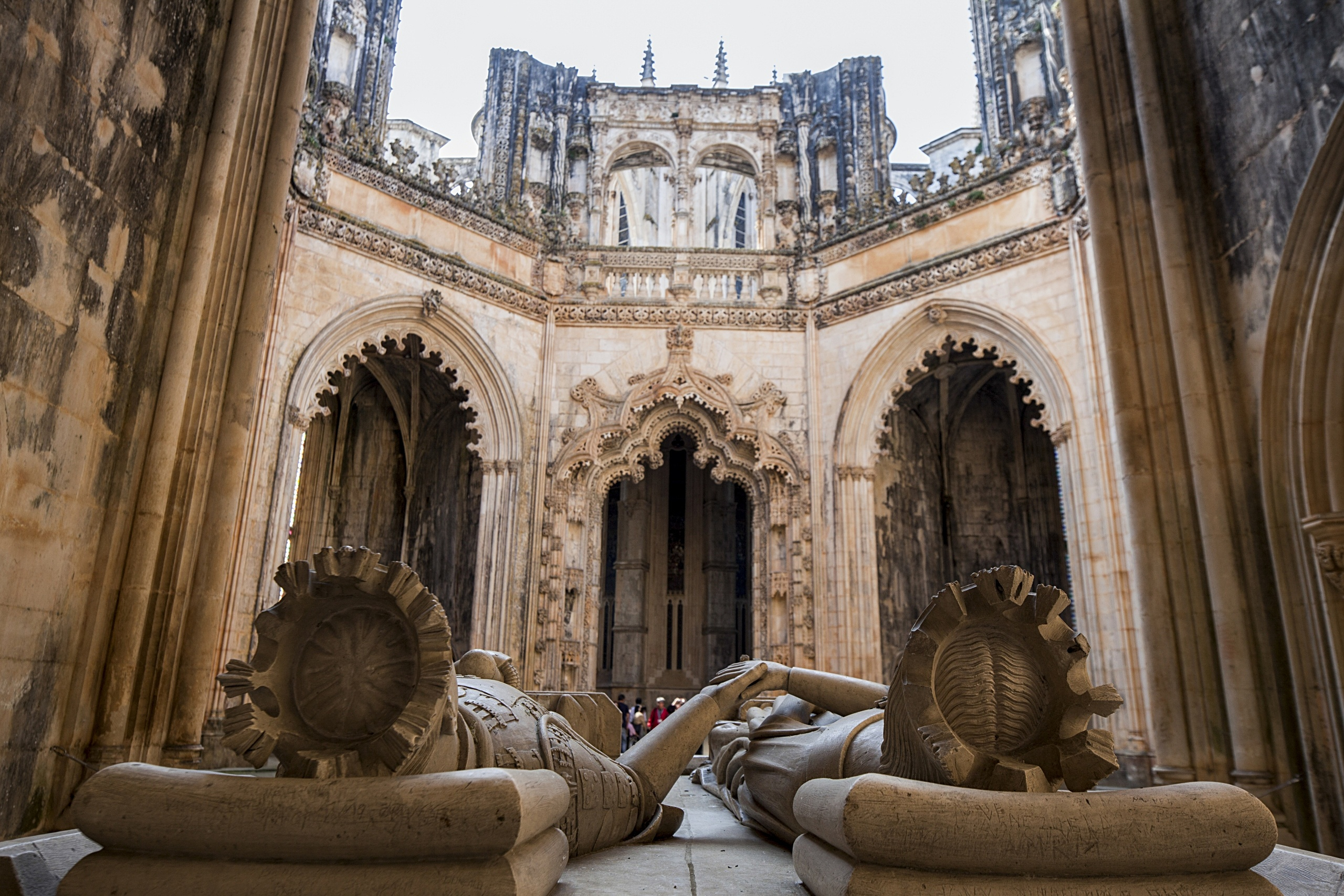 Historiske stentombe under gotiske hvælvinger i Batalha Kloster Portugal