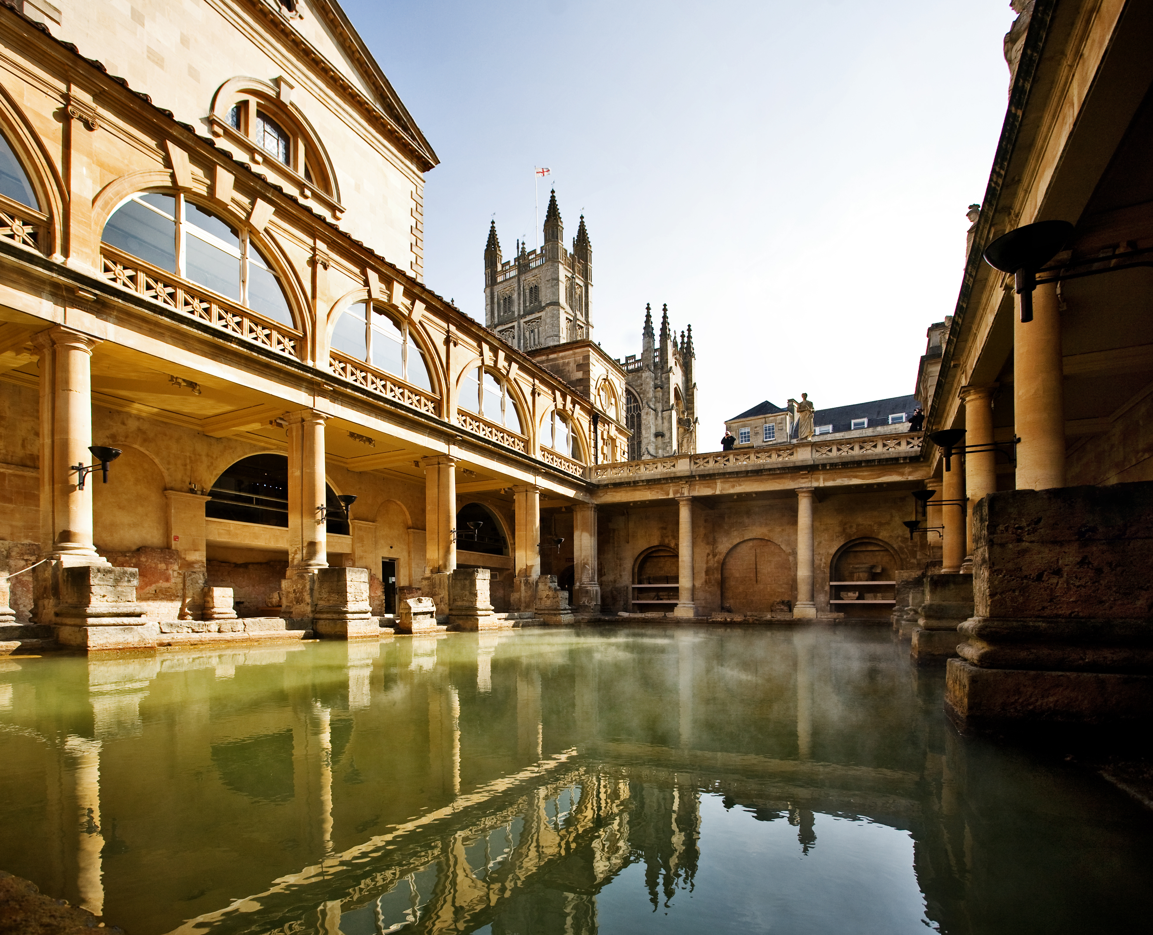 De velbevarede Romerske Bade i Bath, England, med karakteristisk grønt termisk vand og historisk arkitektur