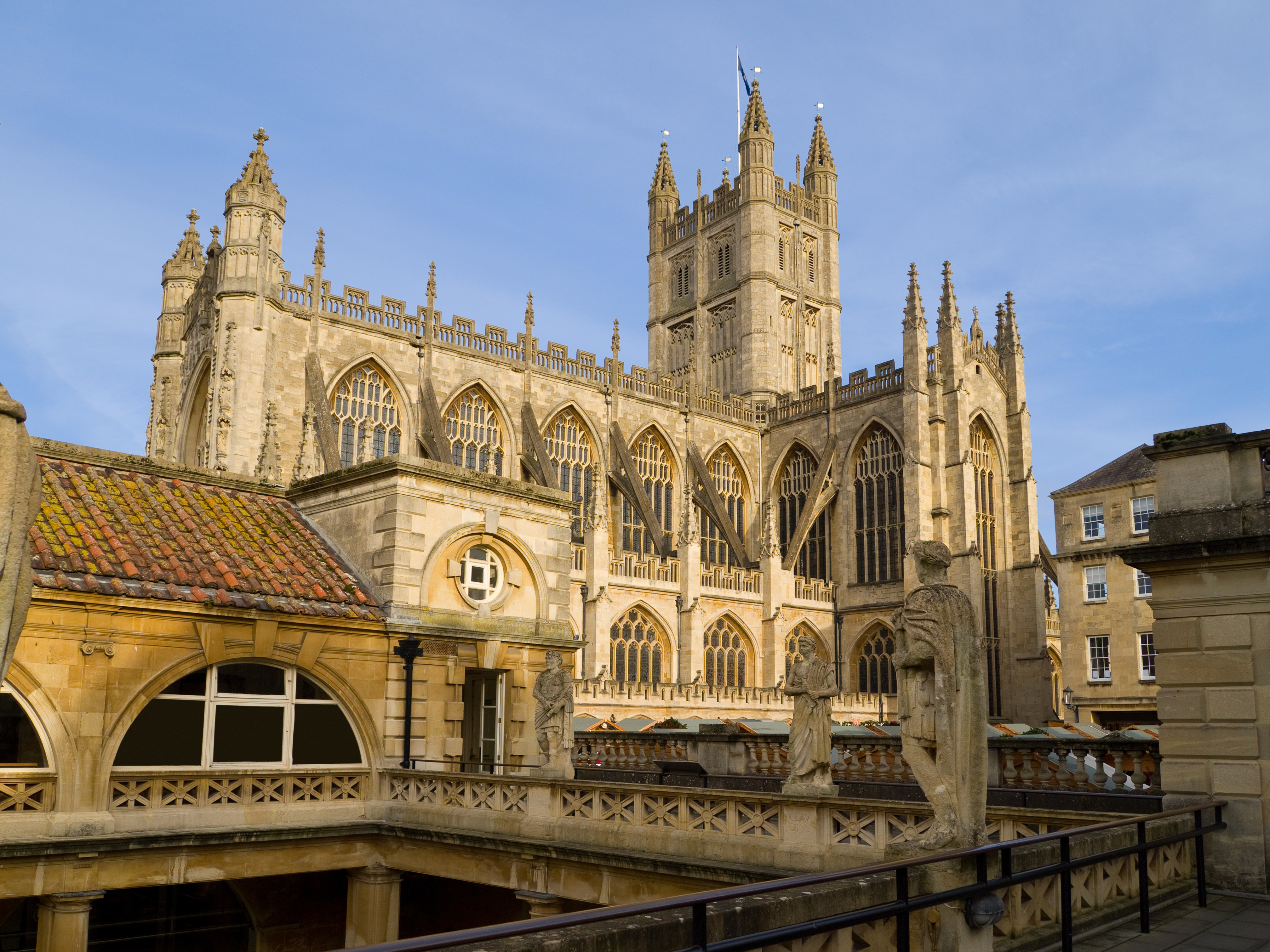 Den imponerende Bath Abbey og de berømte romerske bade i Bath, England - et UNESCO verdensarvssted med enestående historisk arkitektur