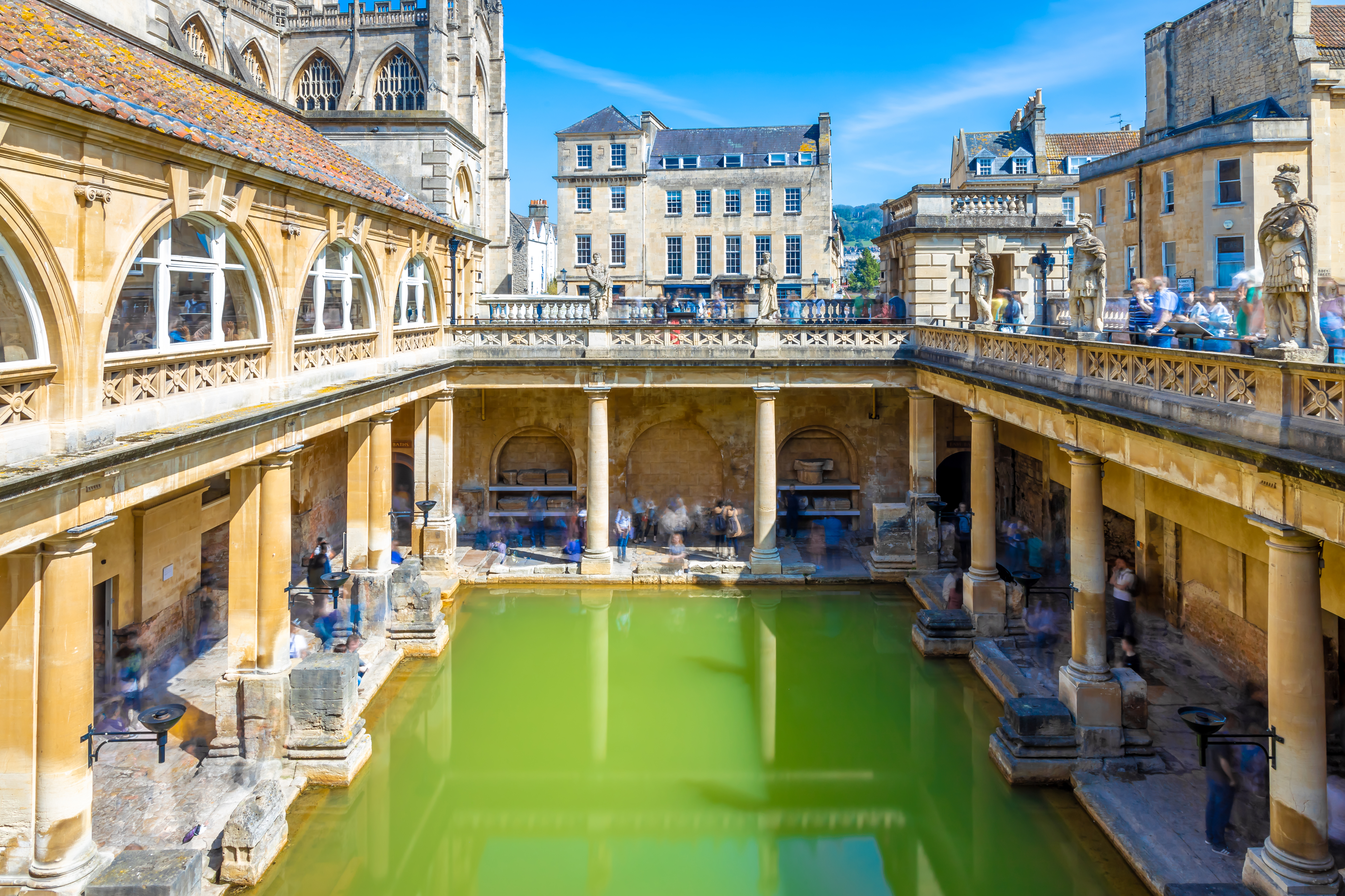 De berømte romerske bade i Bath med termisk vand og historiske søjler fra oldtidens England