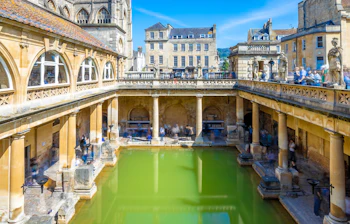 De berømte romerske bade i Bath med termisk vand og historiske søjler fra oldtidens England