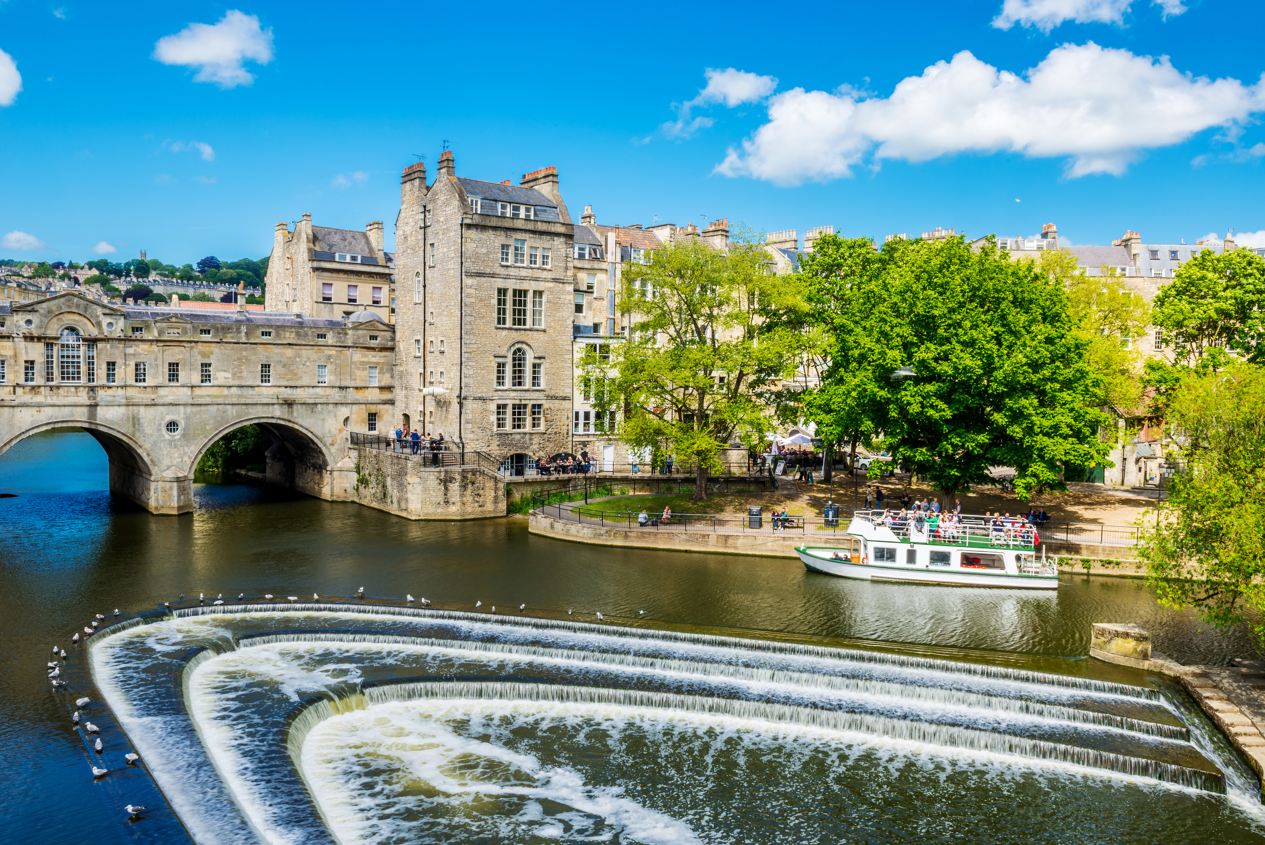 Pittoresk udsigt over Bath i Somerset England med stenbridge og traditionel engelsk arkitektur