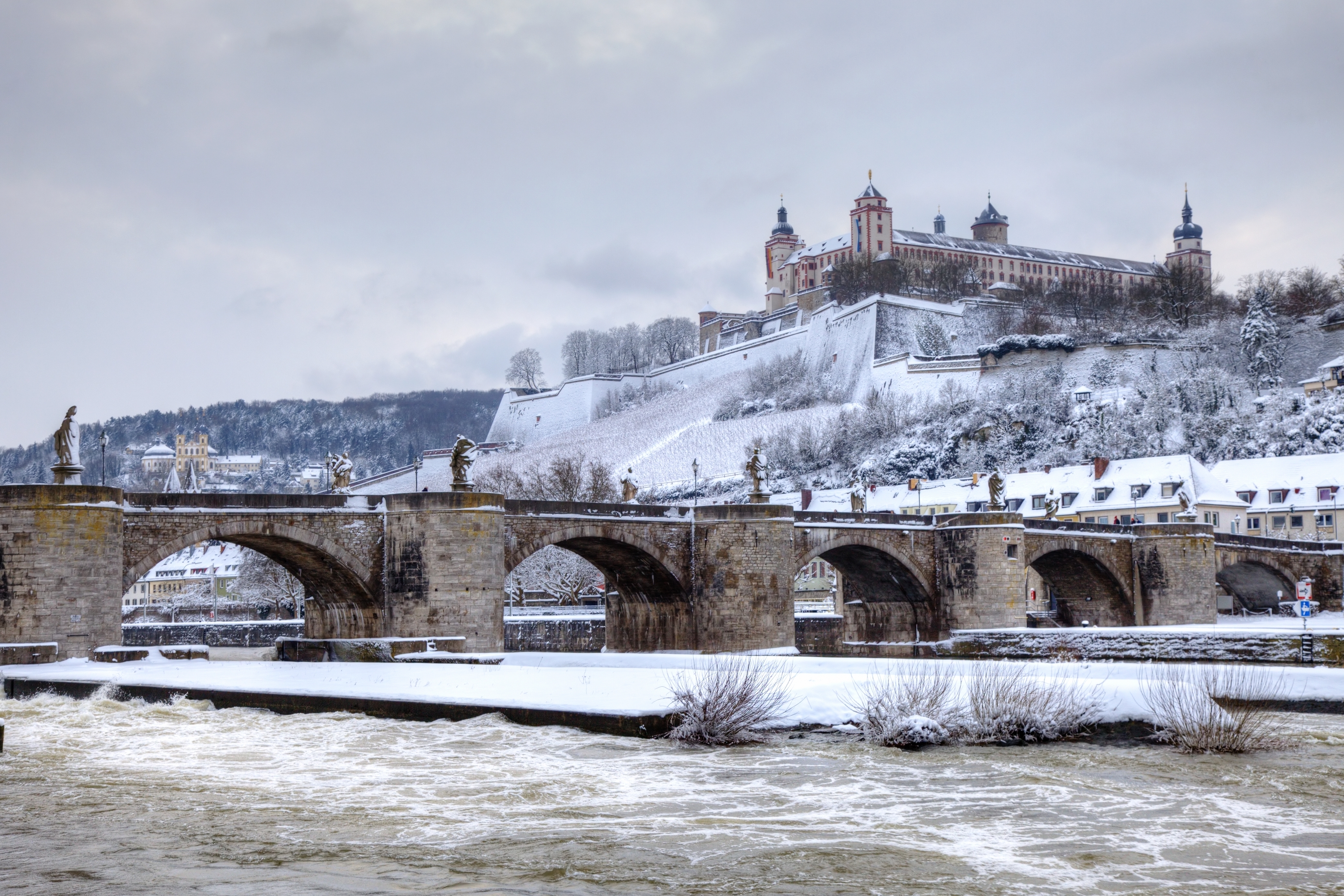 Historisk stenbro og fæstning i Würzburg, Bayern under vintervejr med sne og is
