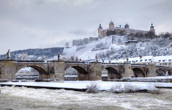 Historisk stenbro og fæstning i Würzburg, Bayern under vintervejr med sne og is
