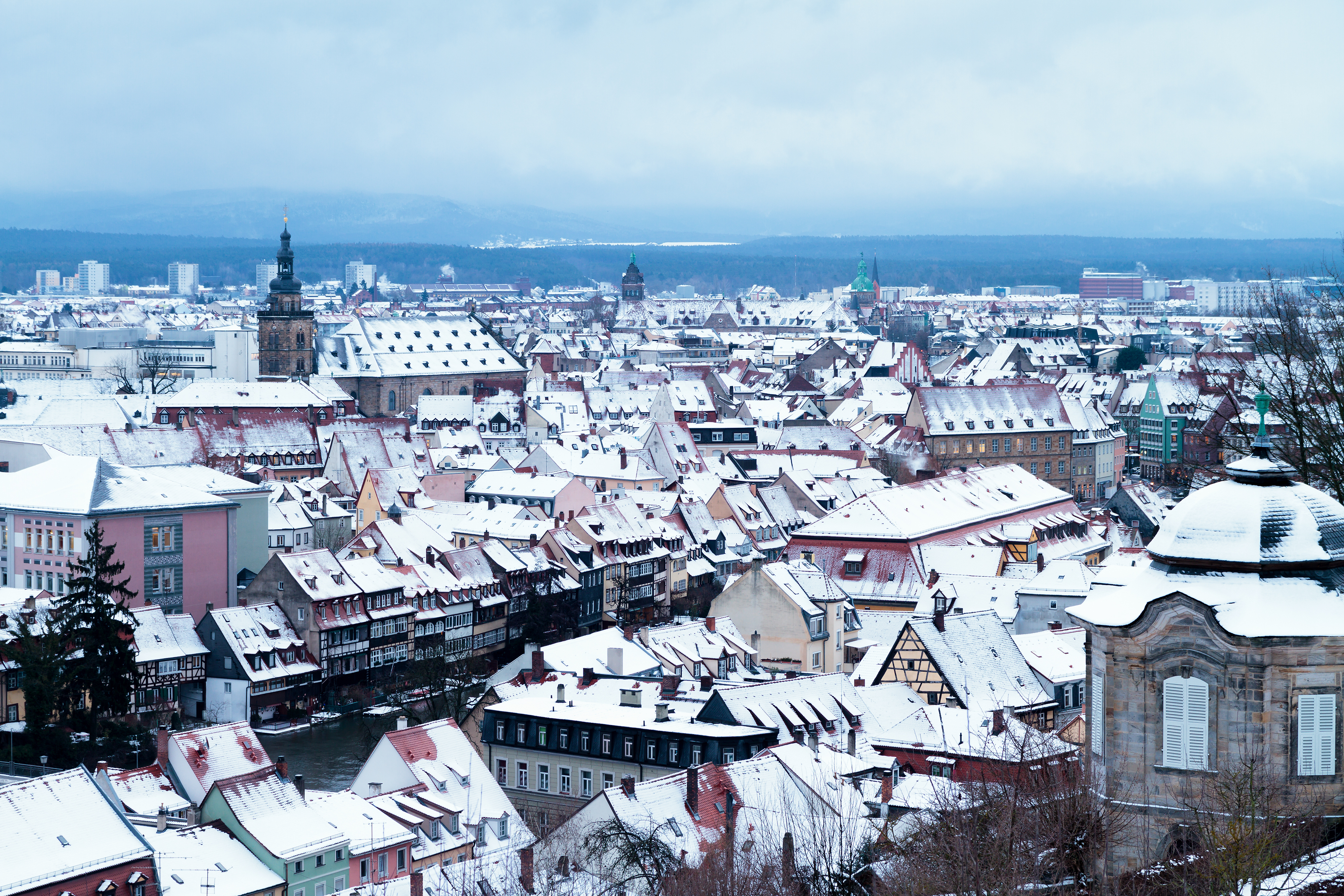 Den charmerende historiske by Bamberg i Bayern under vintermånederne