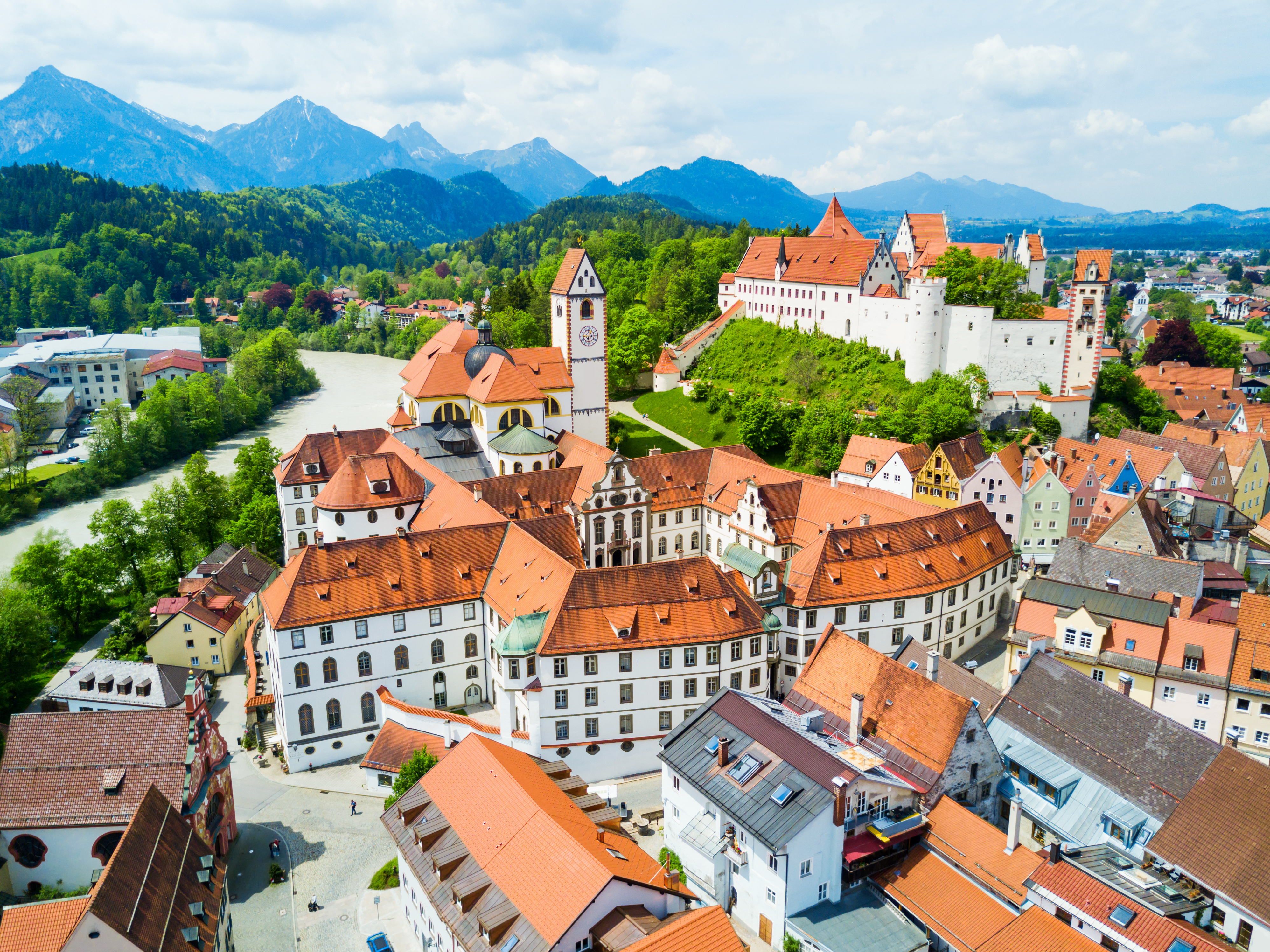 Fascinerende fugleperspektiv over Füssen med det gotiske Hohes Schloss, St. Mang klosteret og den velbevarede gamle bydel, der afspejler Bayerns middelalderlige historie og arkitektoniske skatte