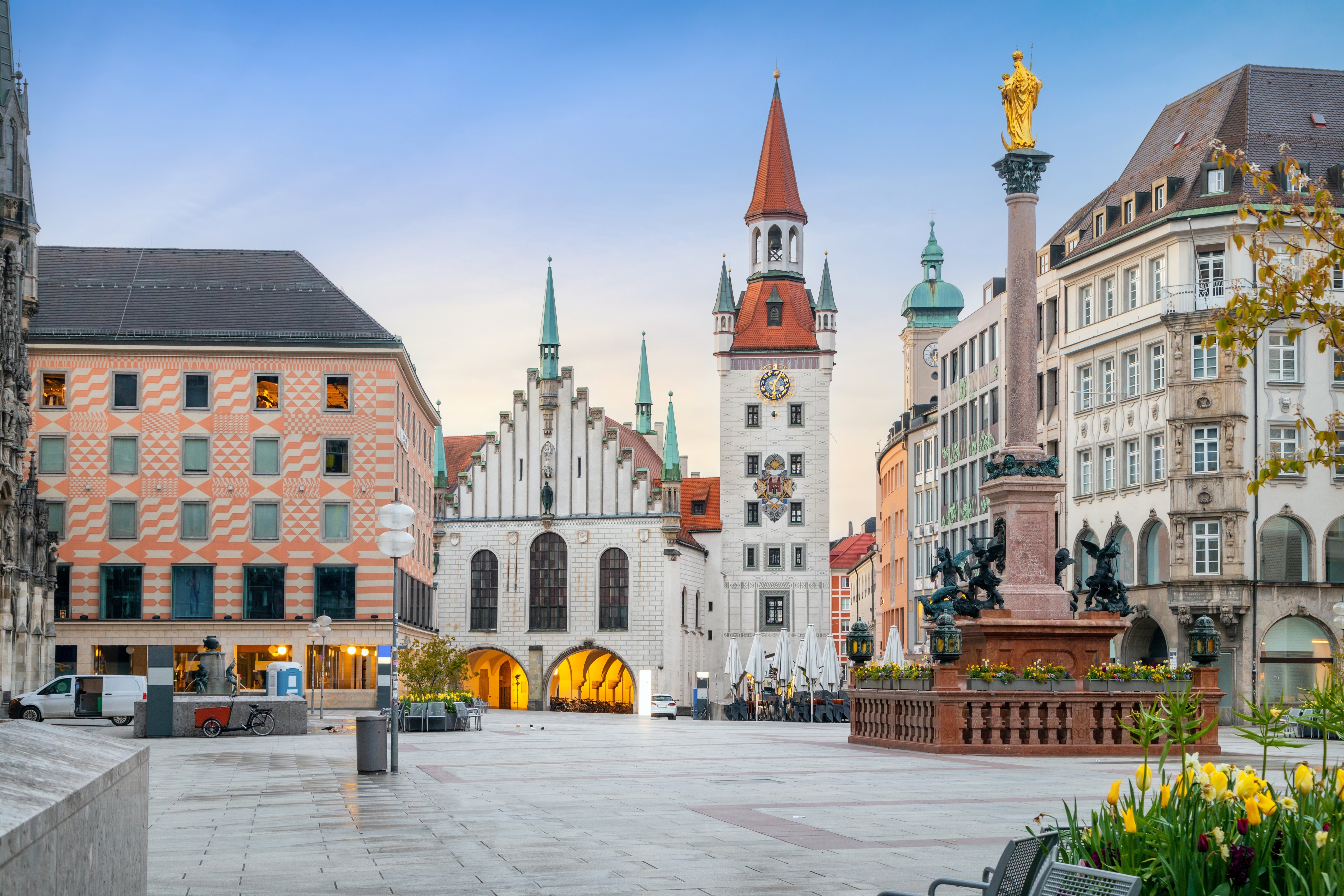 Det smukke Marienplatz i München med det historiske rådhus og dets unikke røde tårn, en kulturel perle i Bayern