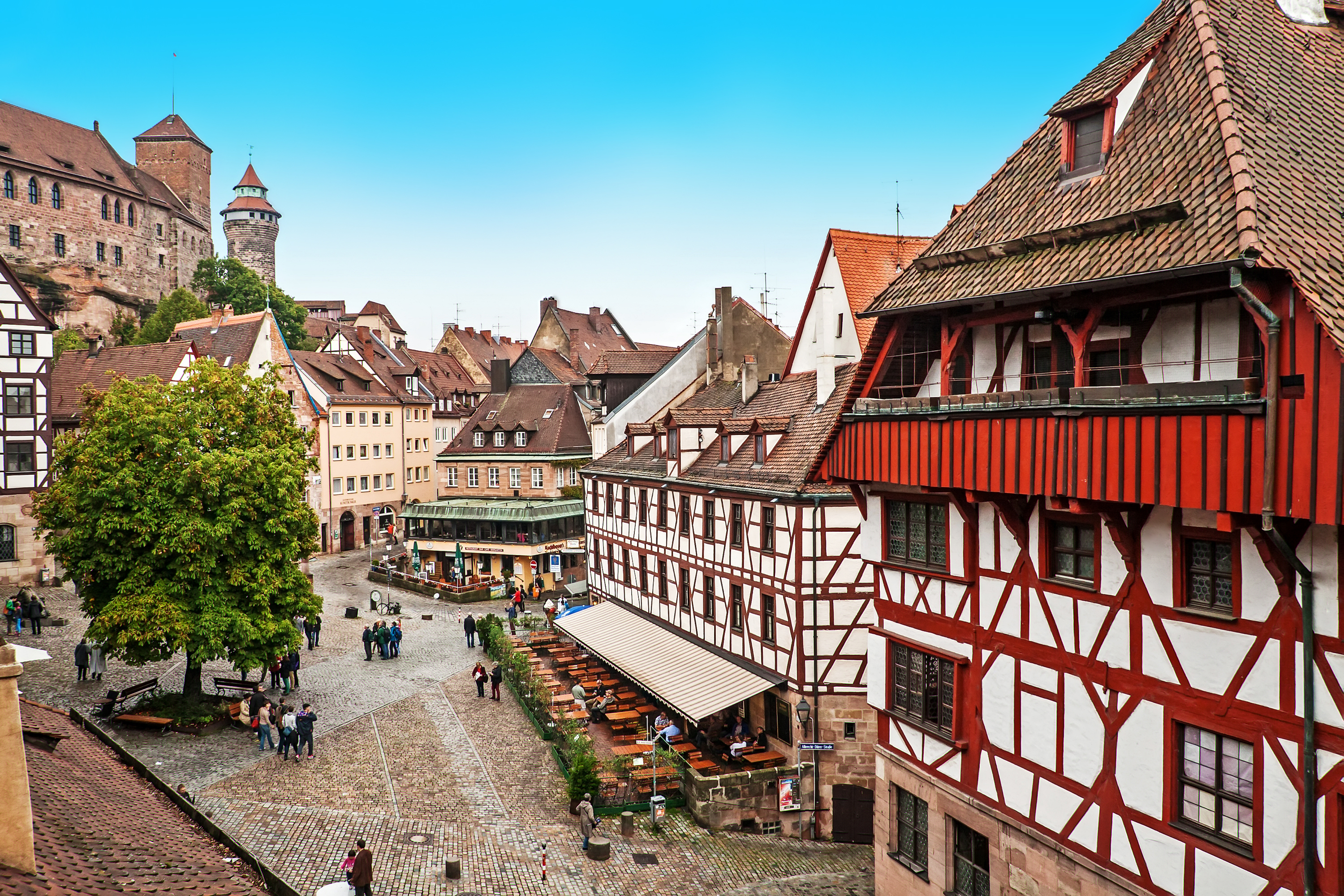 Autentisk tysk atmosfære på det historiske torv i Nürnberg med middelalderlige huse