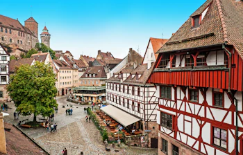 Autentisk tysk atmosfære på det historiske torv i Nürnberg med middelalderlige huse