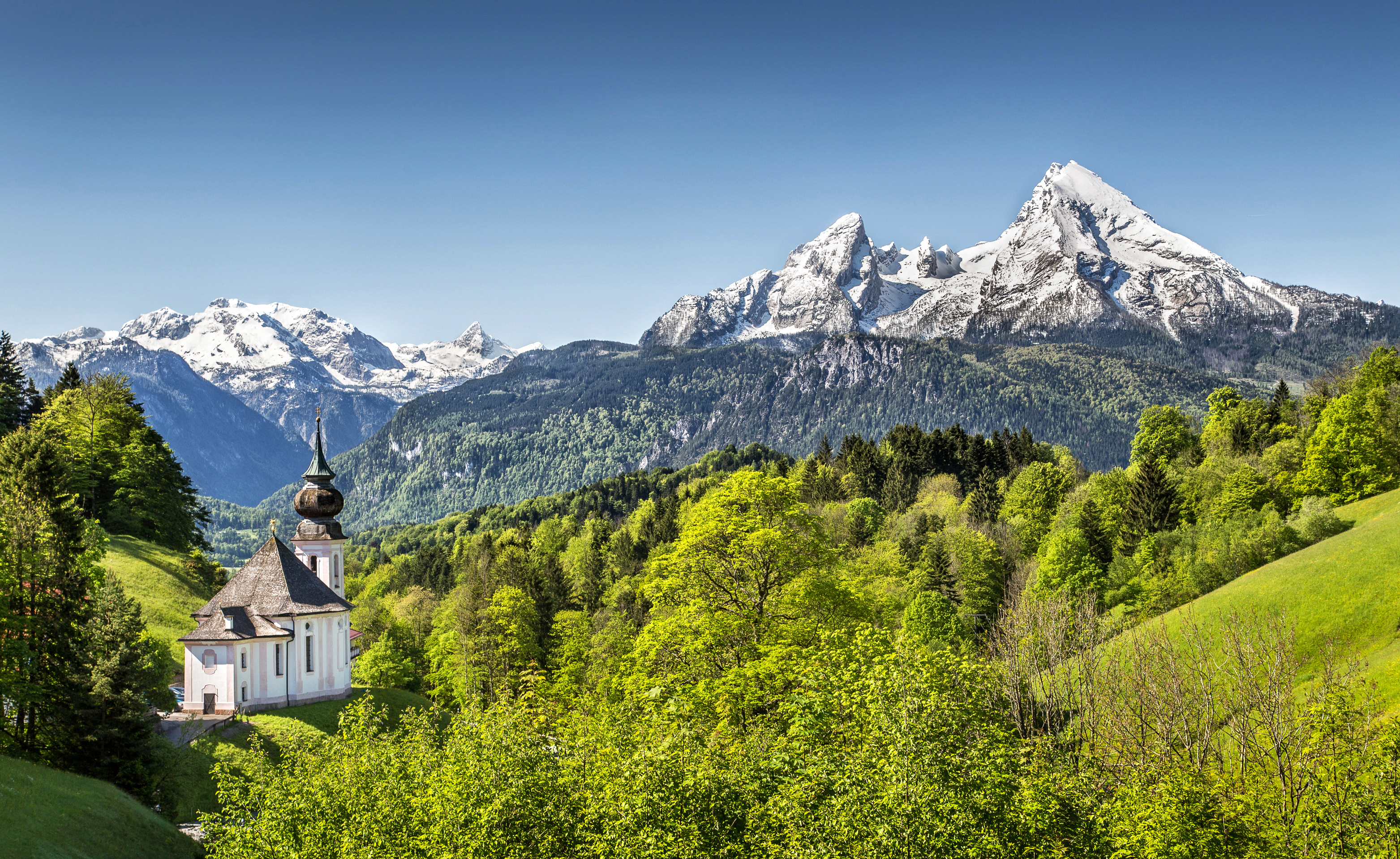 Naturskønt landskab i de bayerske alper med den historiske Maria Gern kirke og de storslåede Watzmann-bjerge, Berchtesgaden Nationalpark