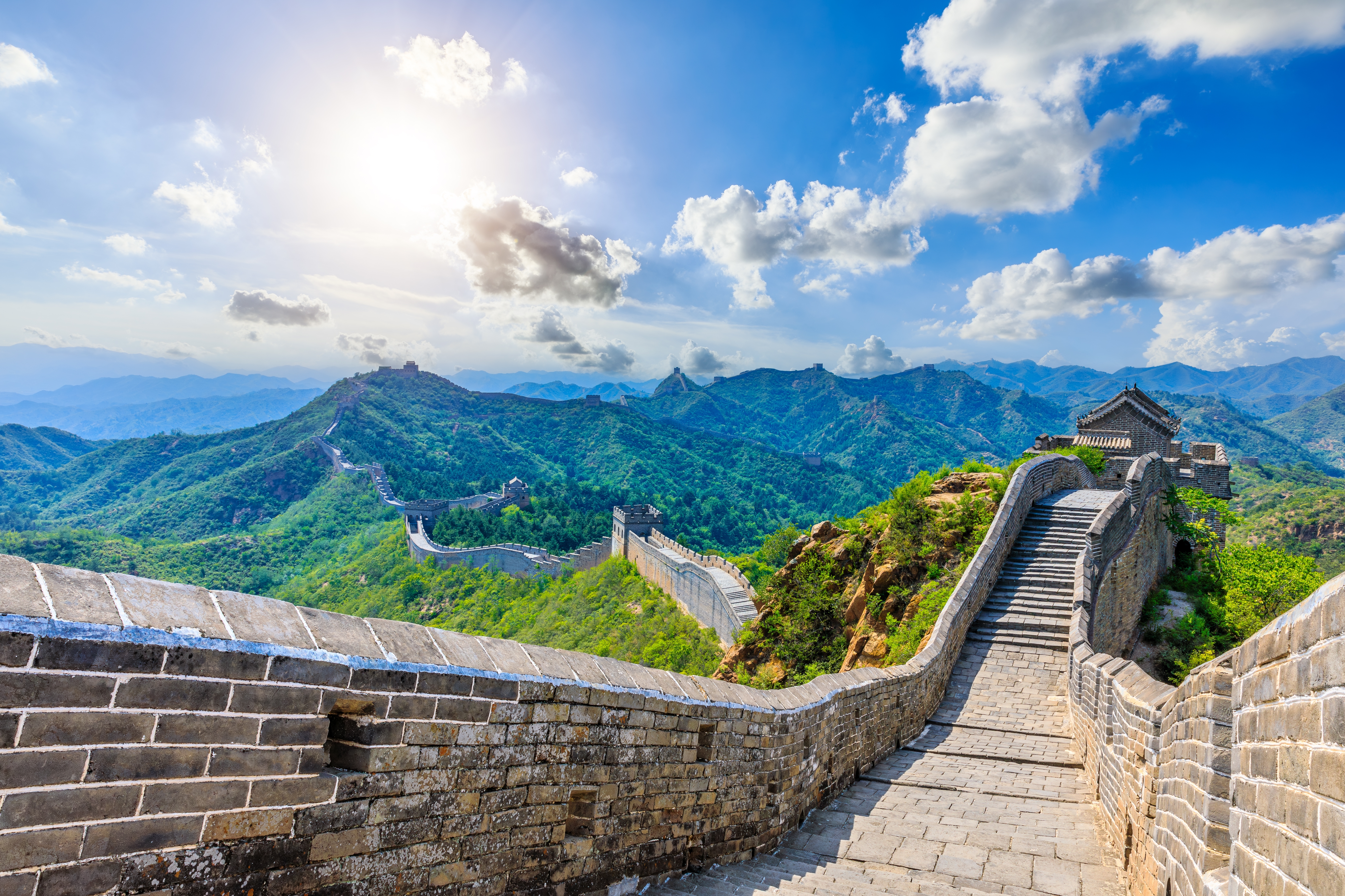 Den berømte Kinesiske Mur ved Beijing omgivet af frodig natur