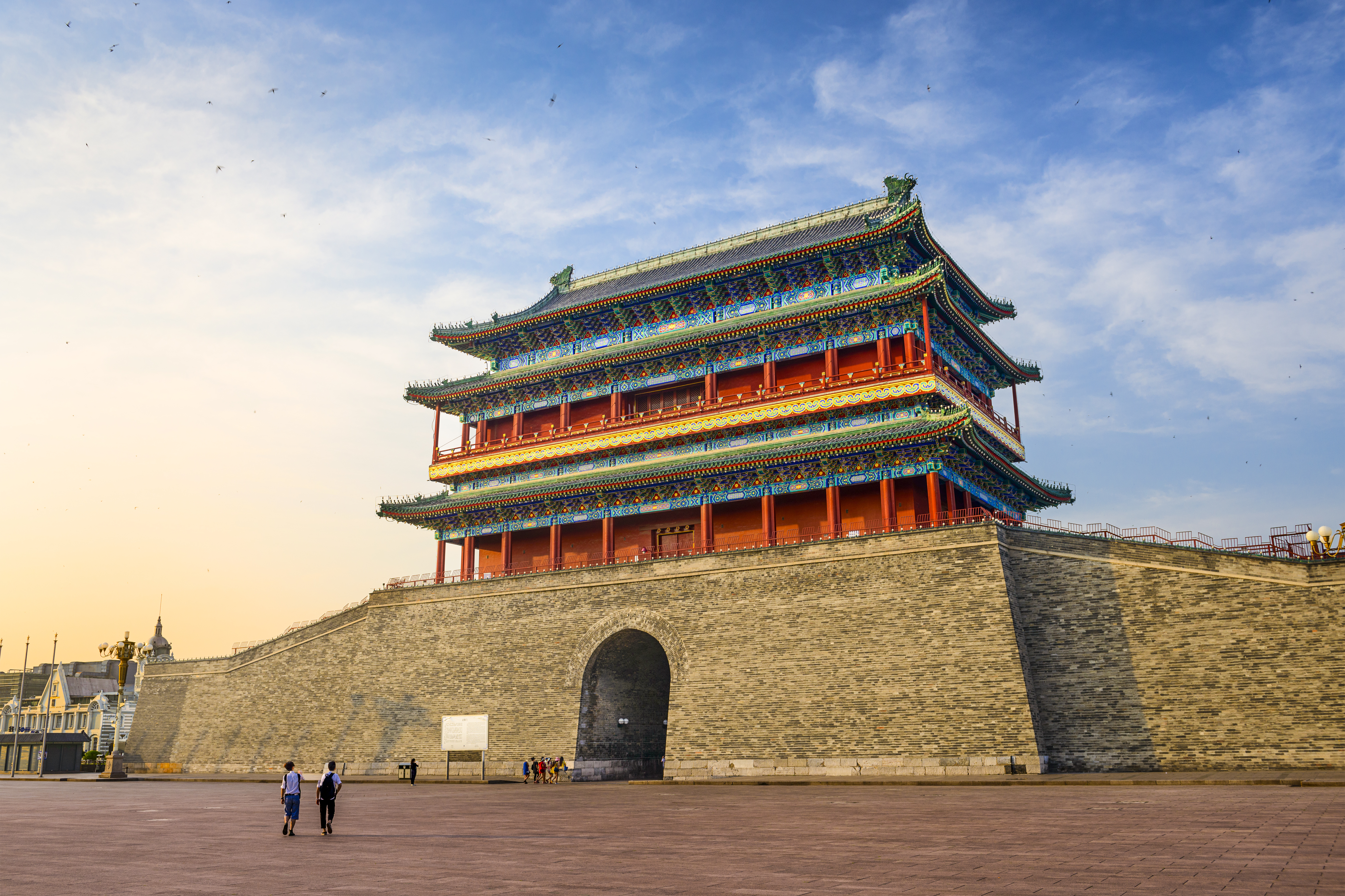 Traditionel kinesisk port og tårn i Beijing ved solopgang