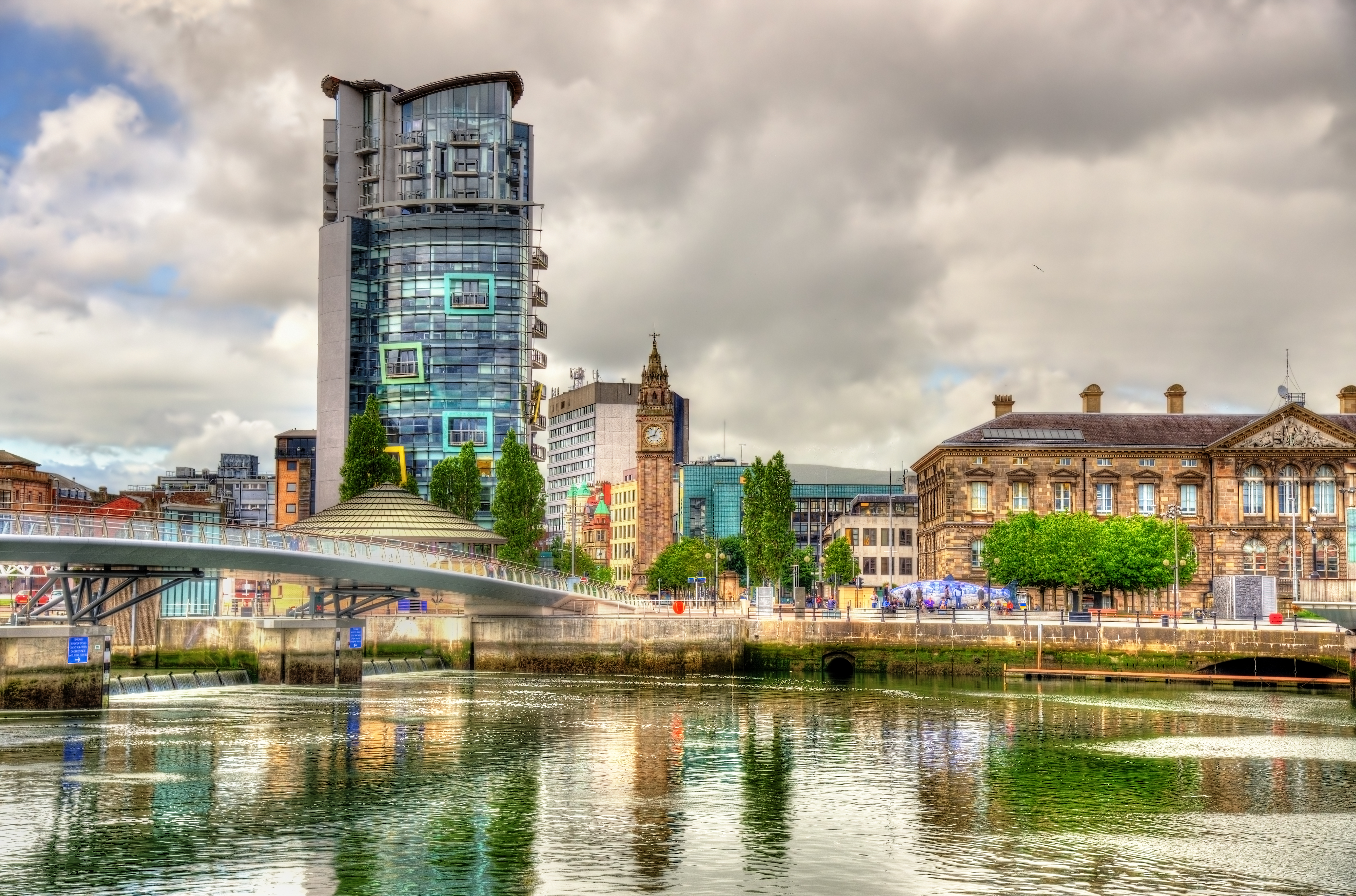 Belfast bysightseeing med udsigt til forretningsdistrikt og flodpromenade i Nordirland