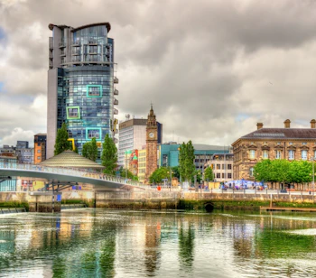 Belfast bysightseeing med udsigt til forretningsdistrikt og flodpromenade i Nordirland