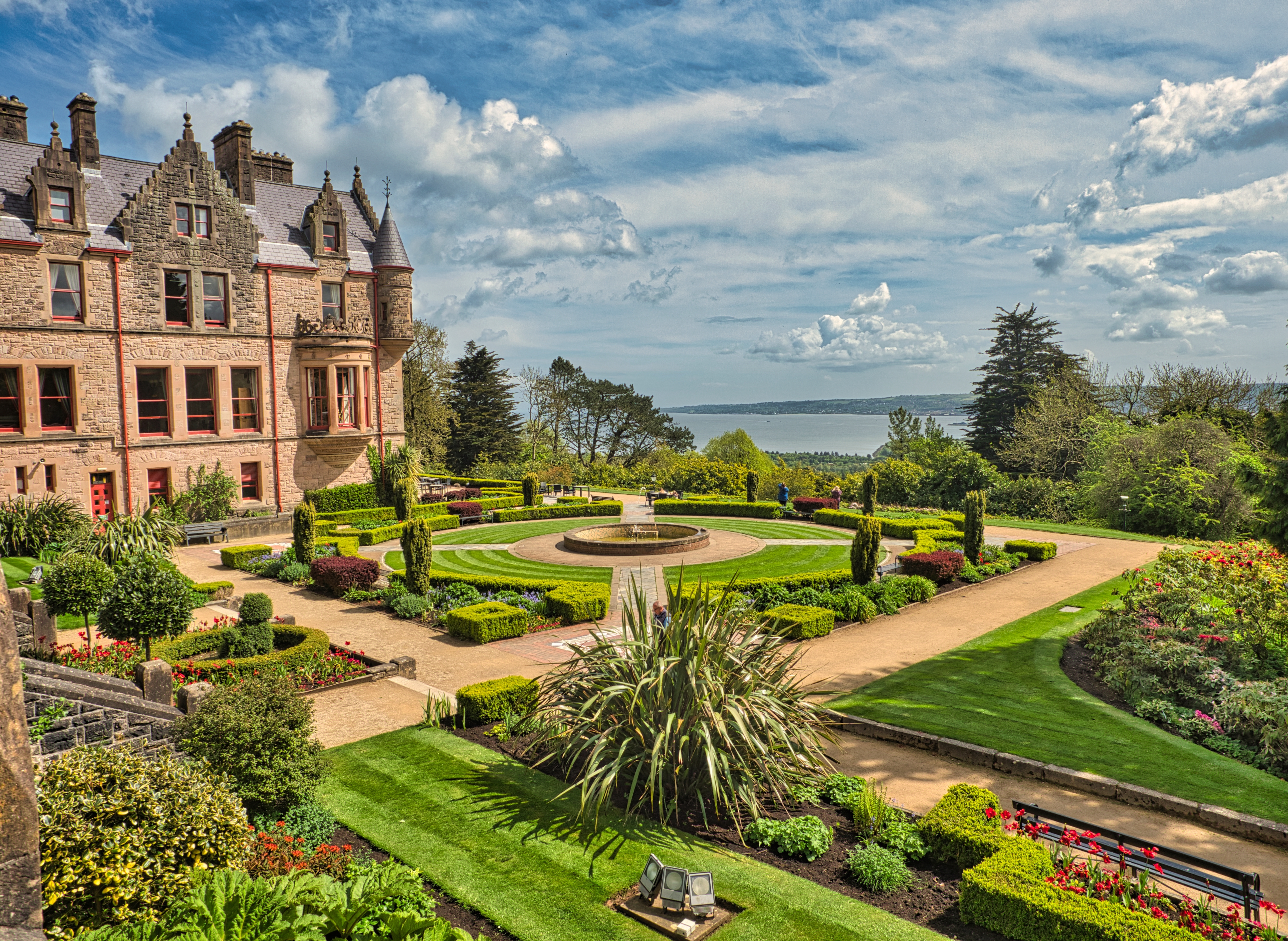 De smukke formelle haver ved Belfast Castle med springvand og panoramaudsigt over Belfast Lough i Nordirland
