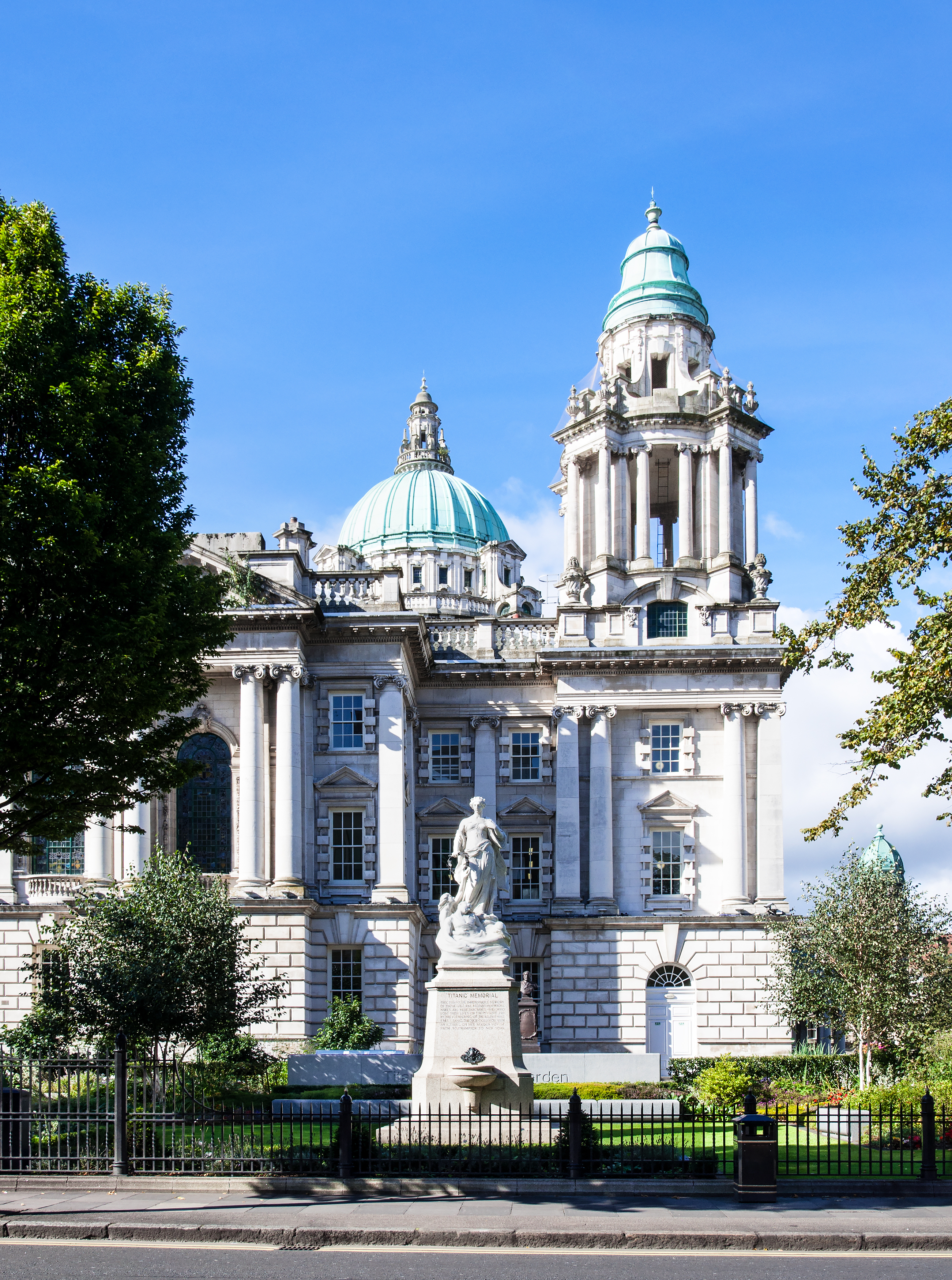 Belfast Rådhus og Titanic mindesmærke på Donegall Square, Nordirland