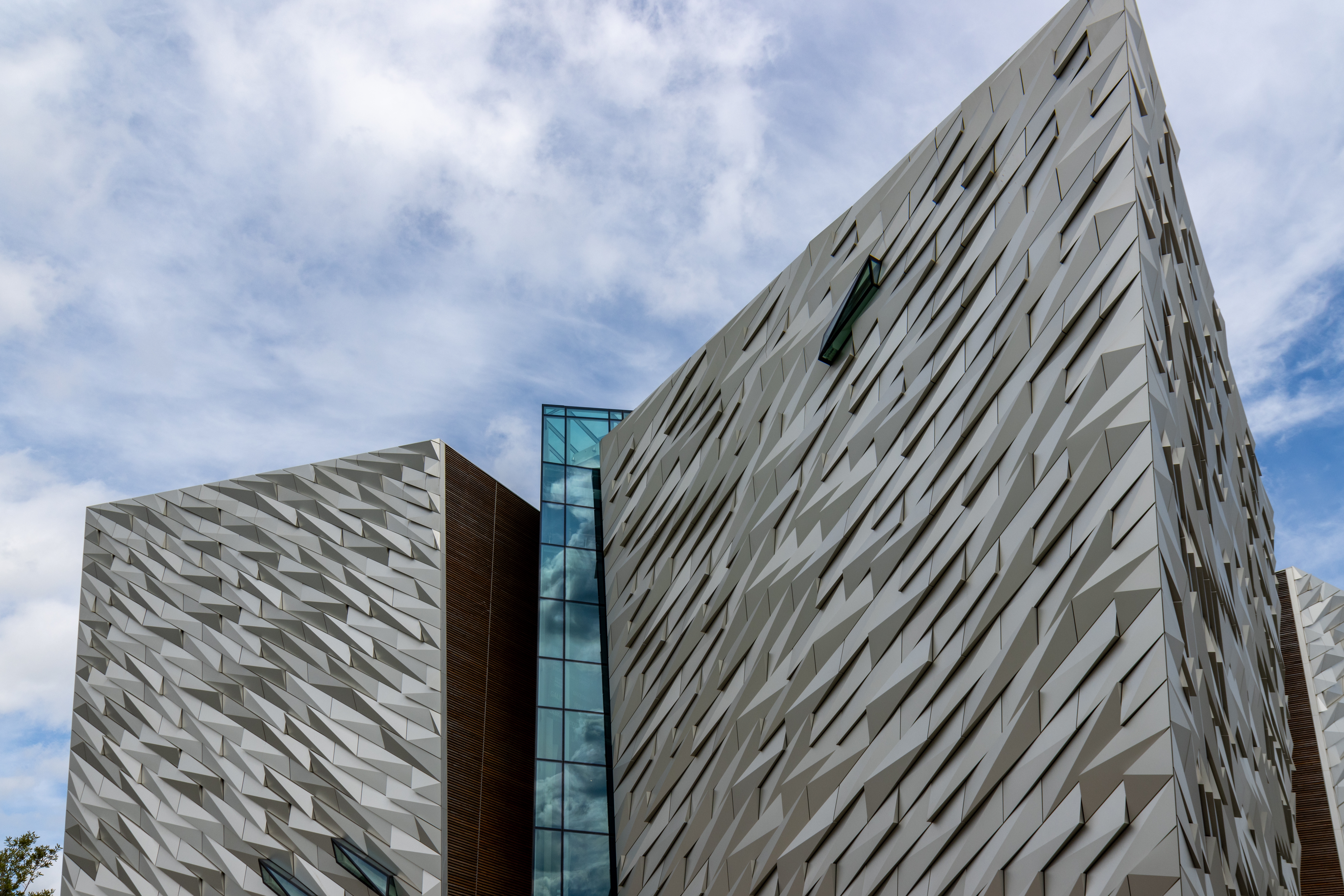 Titanics Belfast museum ved havnefronten med futuristisk arkitektur og skinnende metaloverflade
