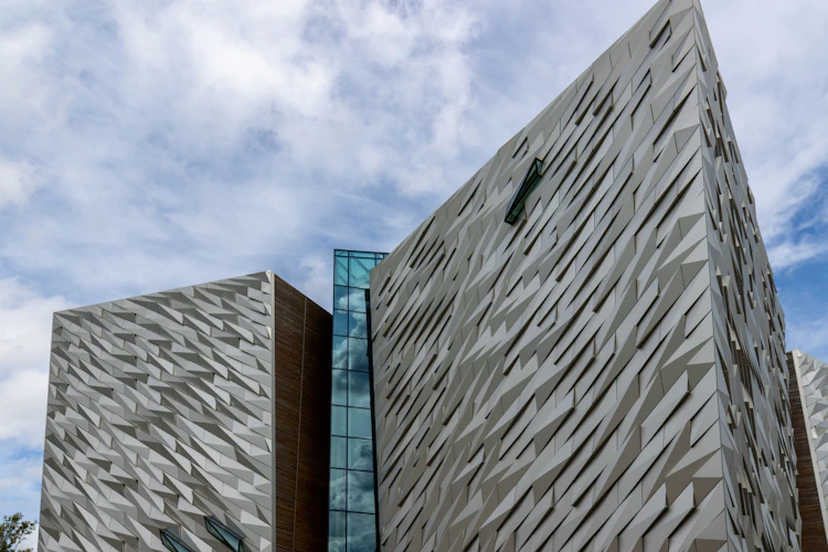 Titanics Belfast museum ved havnefronten med futuristisk arkitektur og skinnende metaloverflade
