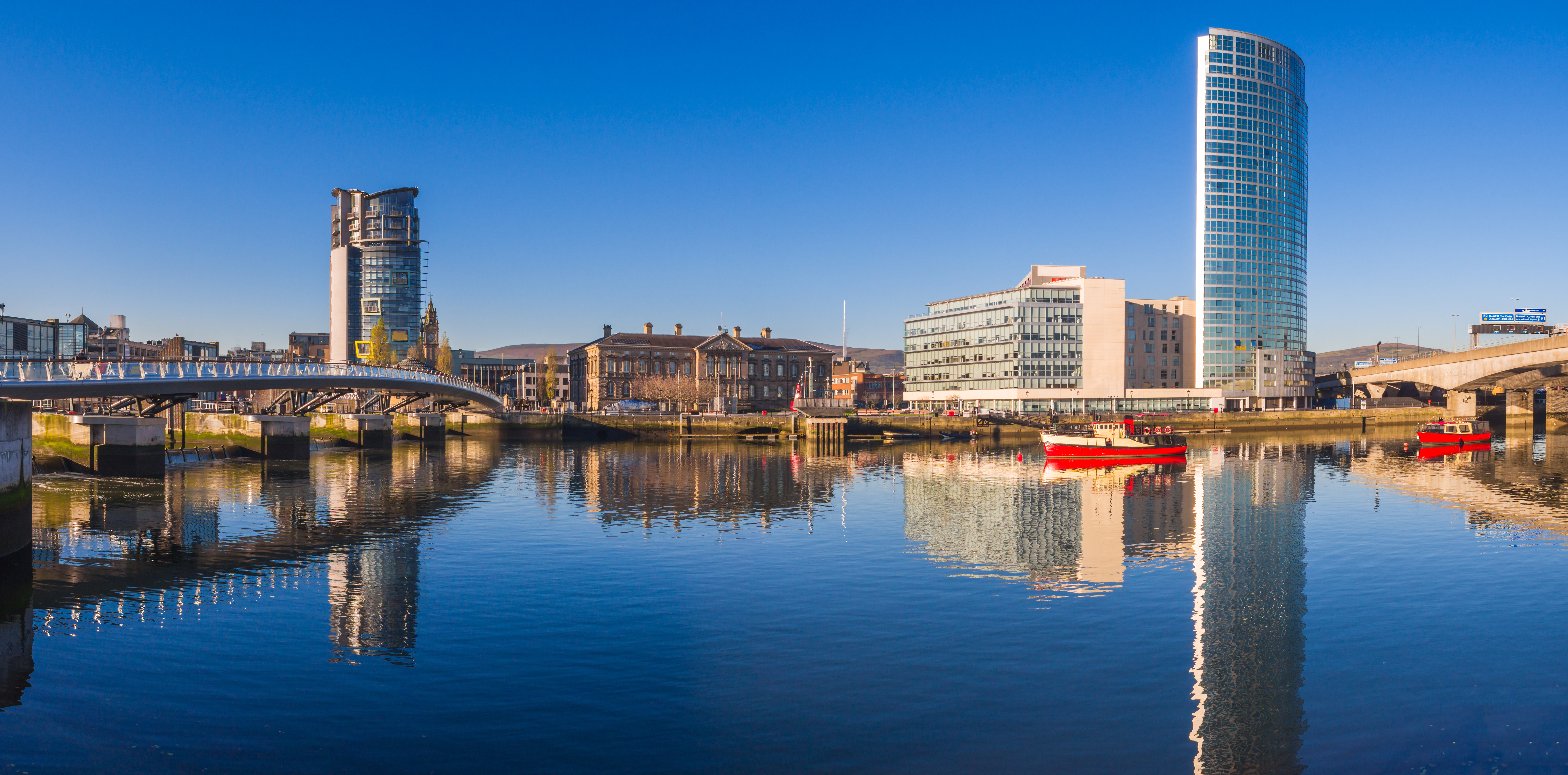Belfast waterfront område med Titanic museum og havnepromenade