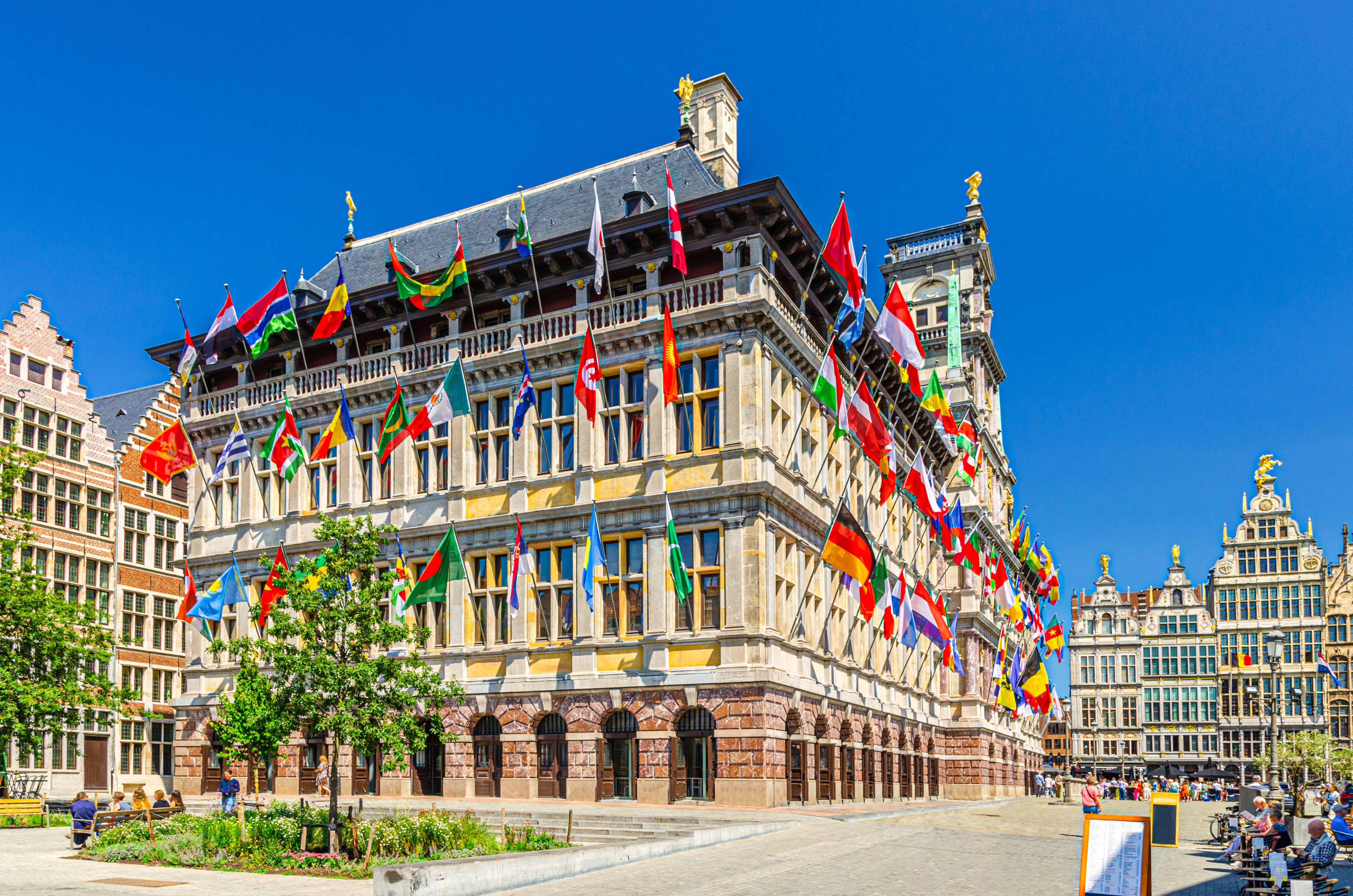 Renaissance rådhus i Antwerpen med internationale flag på Grote Markt pladsen