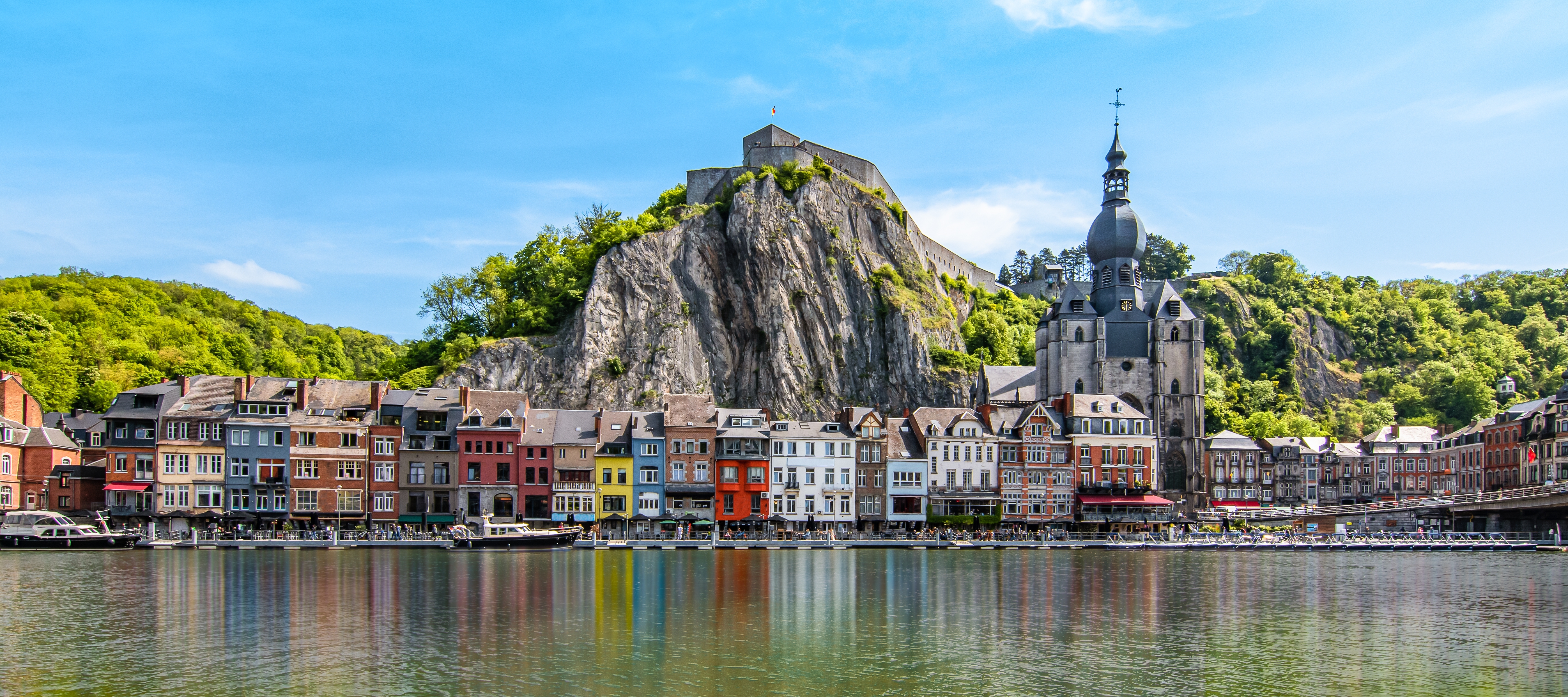 Belgisk turistdestination Dinant med historisk citadel og charmerende bygninger ved vandet