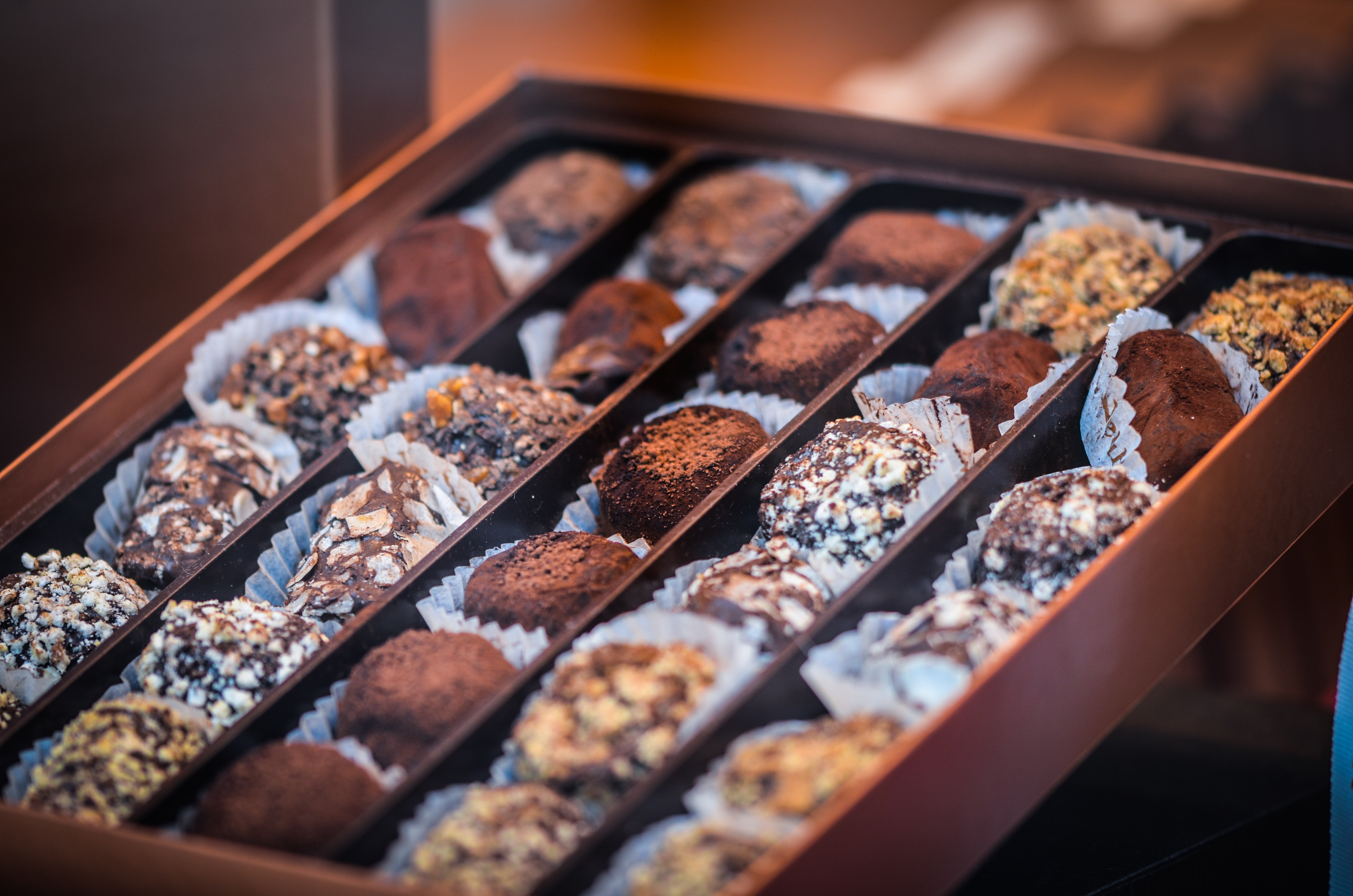 Håndlavede belgiske chokoladetrøfler i gavæske fra Bruxelles - oplev Belgiens berømte chokoladetradition