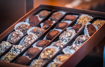 Håndlavede belgiske chokoladetrøfler i gavæske fra Bruxelles - oplev Belgiens berømte chokoladetradition