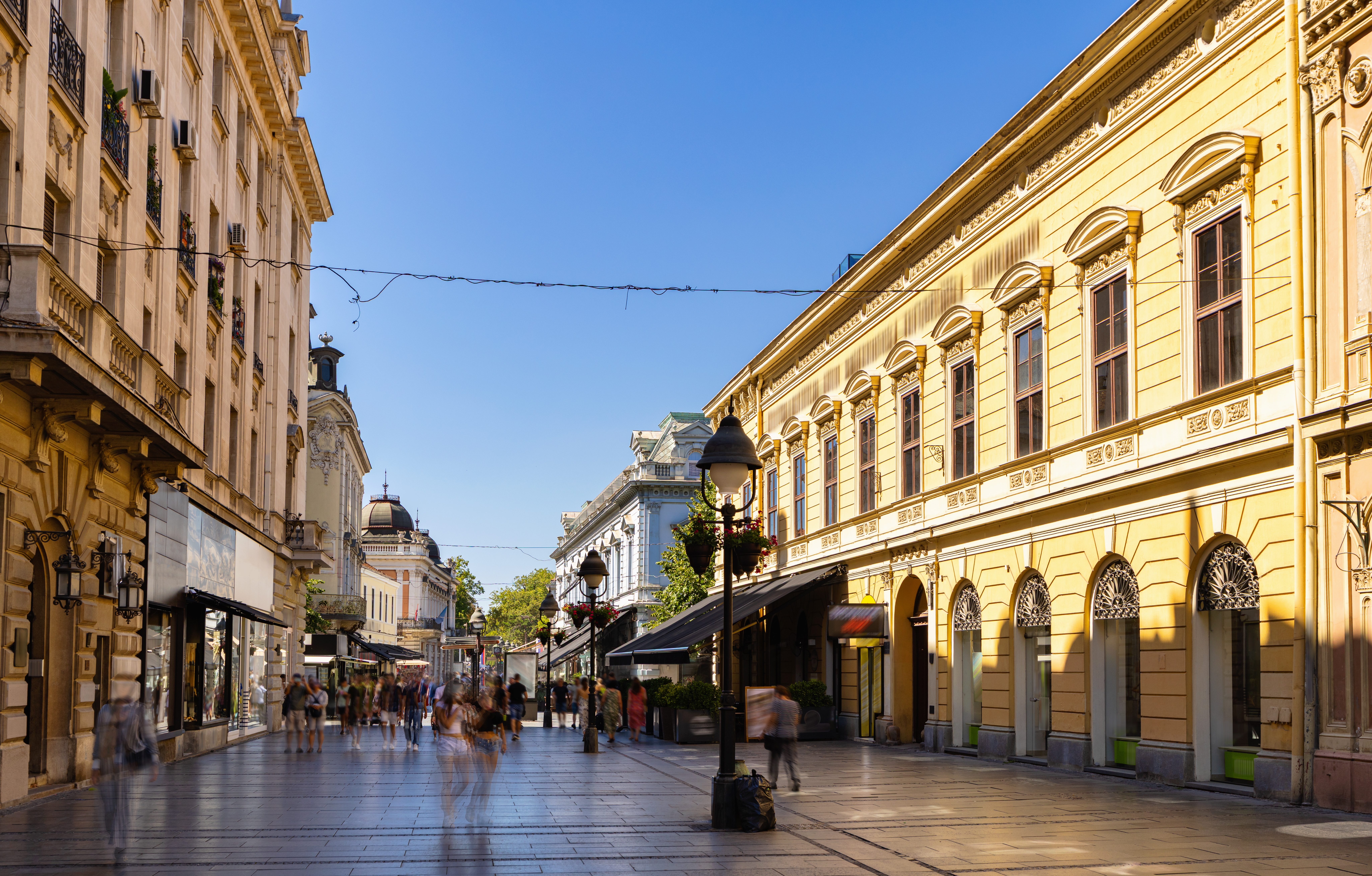 Knez Mihailova gågaden i Beograd, Serbien, med klassiske bygninger og turister på en smuk sommerdag