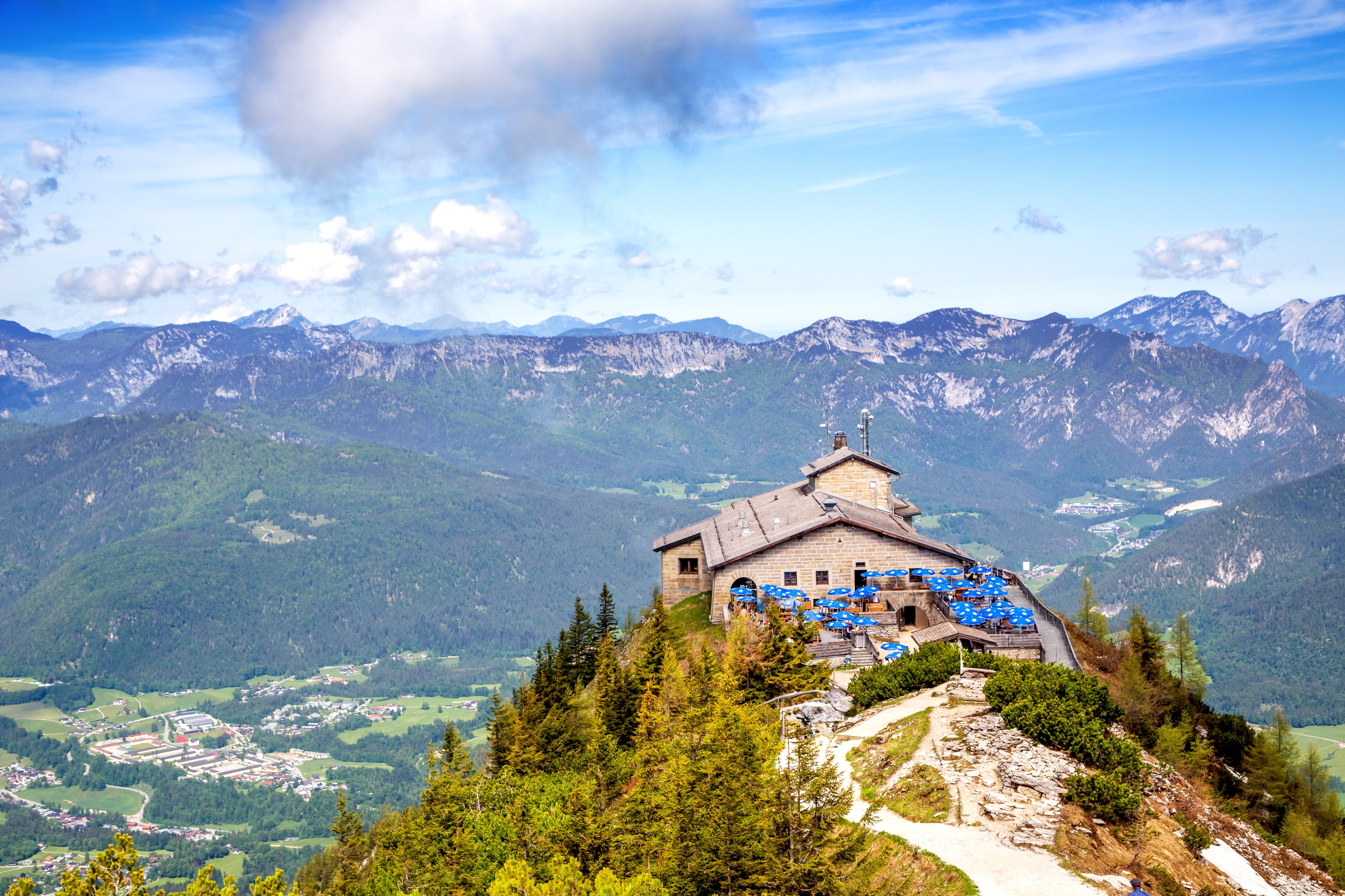 Berchtesgaden alperne med bjergpanorama og historisk bygning på toppen