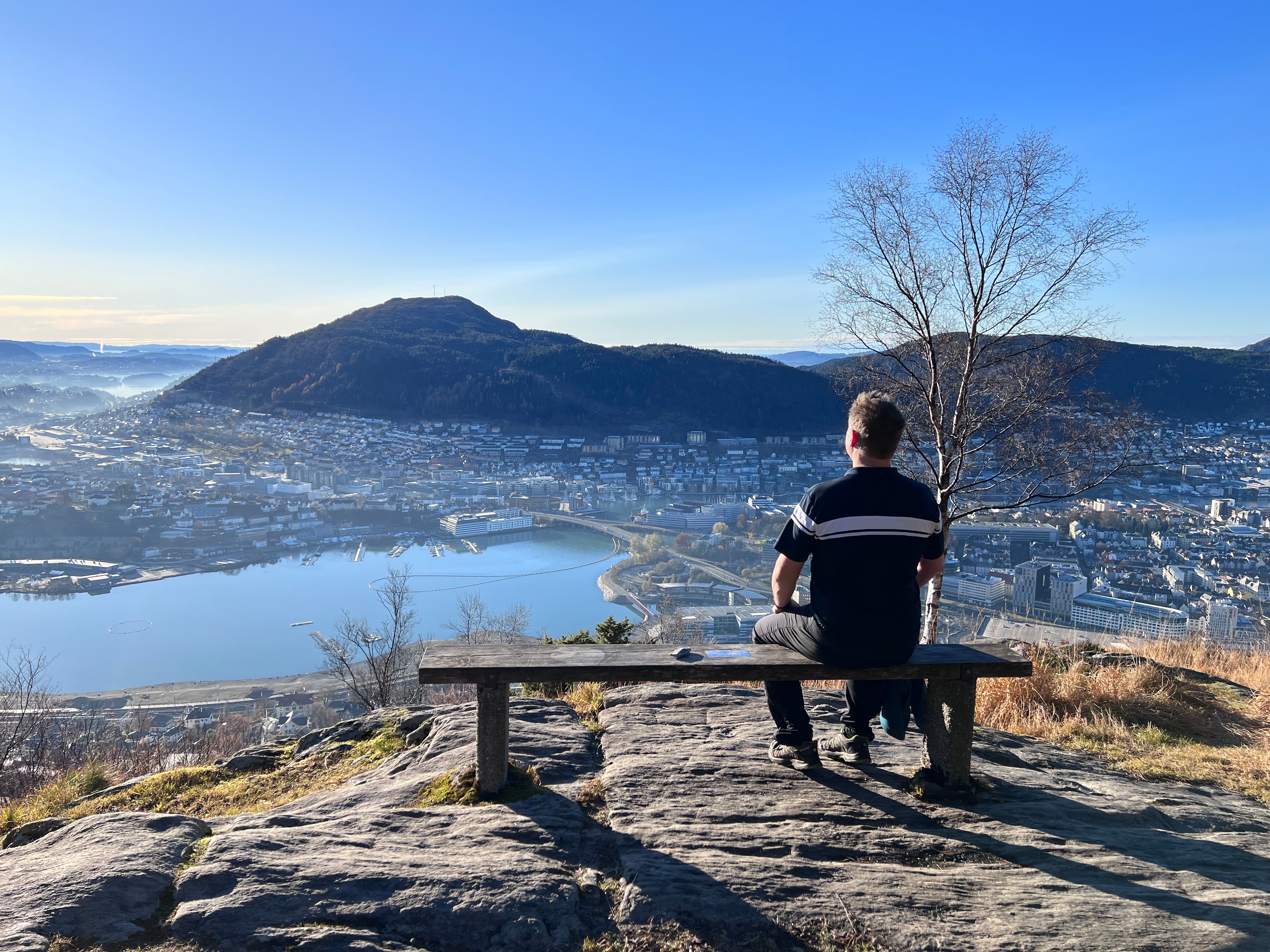 Spektakulær udsigt over Bergen og fjordlandskab fra norsk bjerg