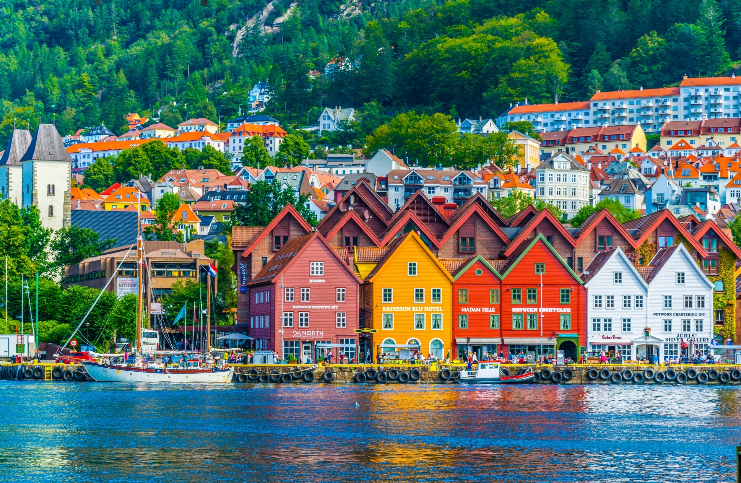 Bergen havn med karakteristiske farverige træhuse i Norge