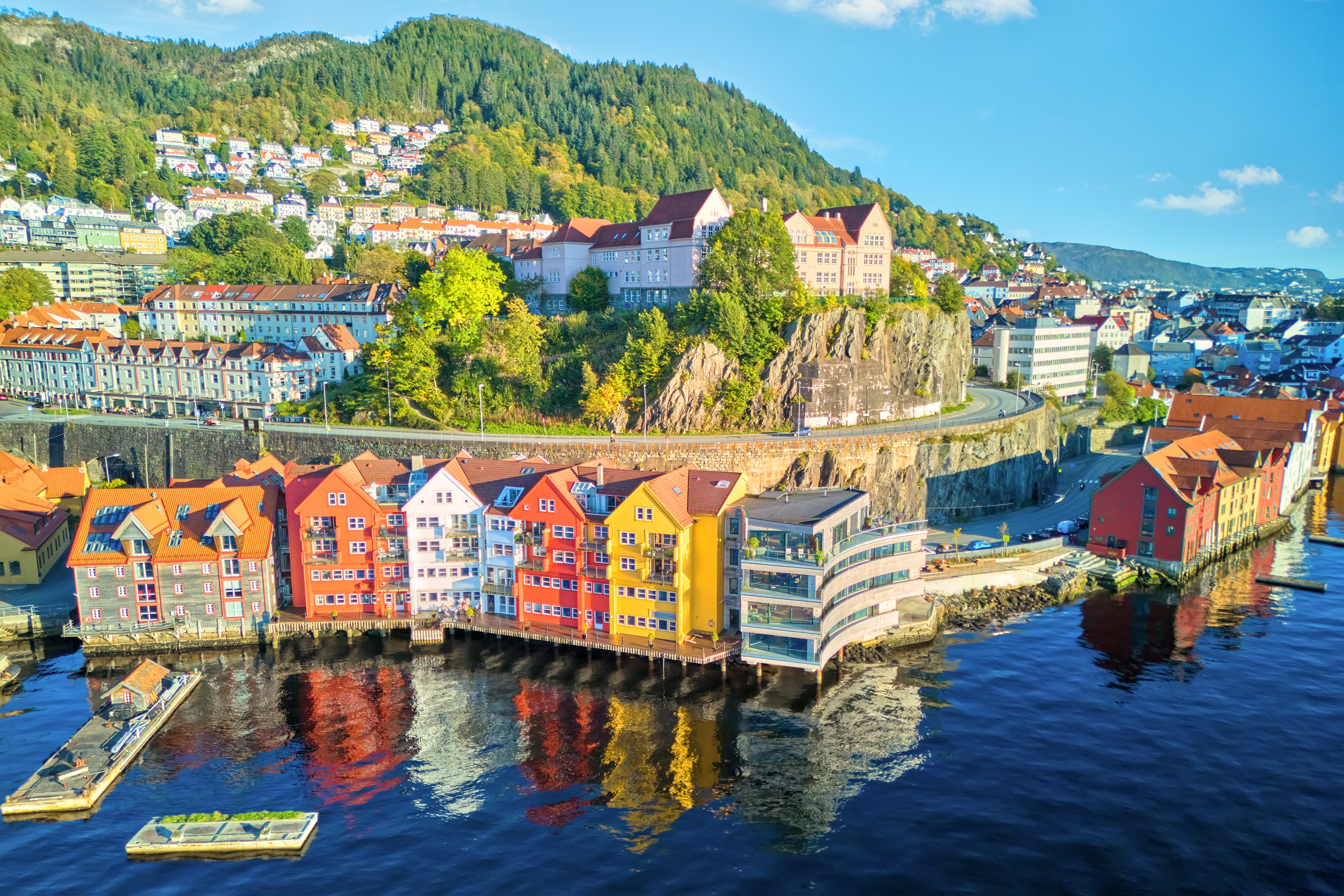 Bergen havn med karakteristiske træhuse og bjerge i Skandinavien, Norge