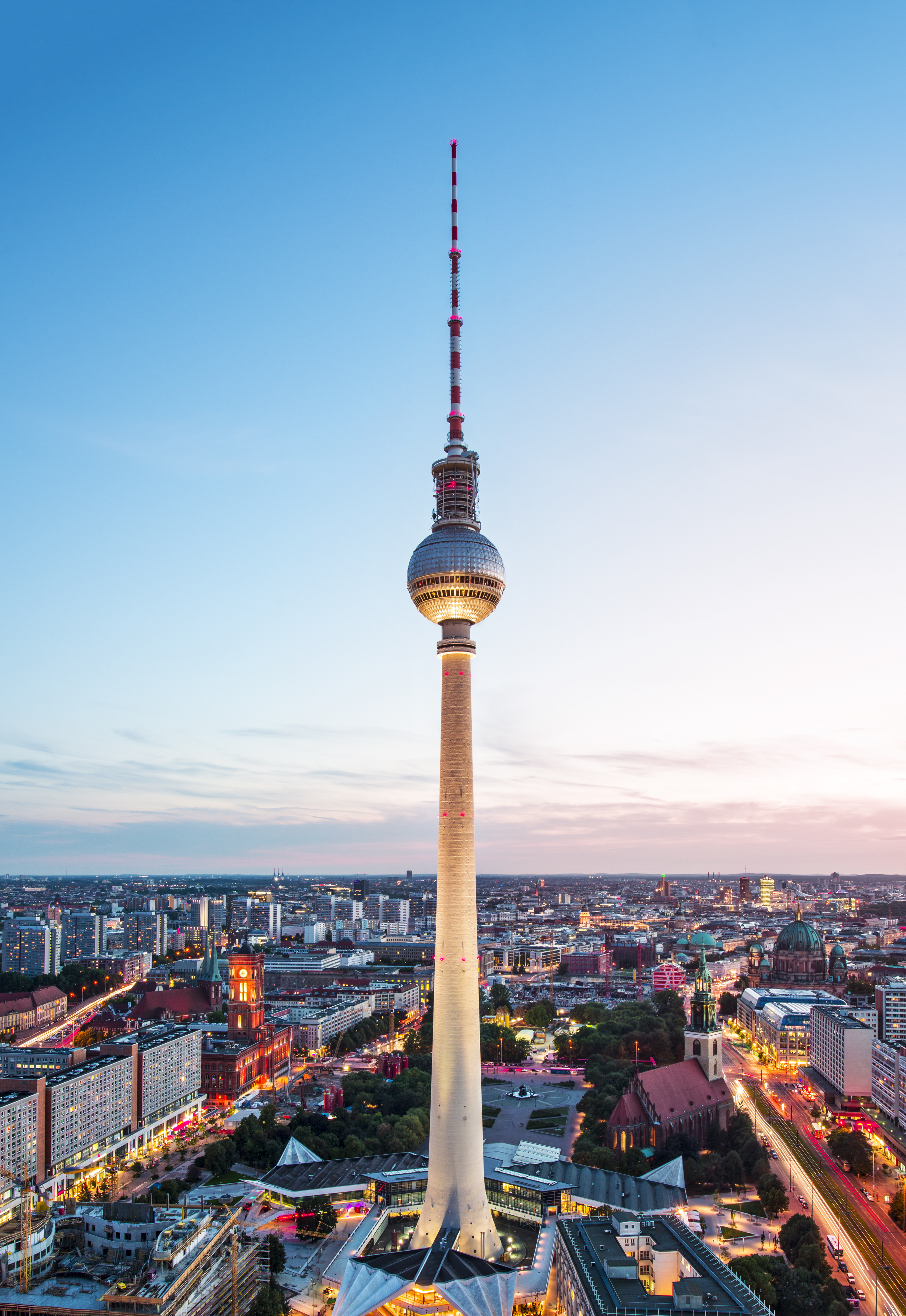 Fascinerende aftenstemning ved Berlins TV-tårn, byens højeste bygning og et symbol på det genforenede Tyskland, der lyser op over den travle Alexanderplatz med dens pulserende byliv og karakteristiske arkitektur