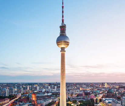Fascinerende aftenstemning ved Berlins TV-tårn, byens højeste bygning og et symbol på det genforenede Tyskland, der lyser op over den travle Alexanderplatz med dens pulserende byliv og karakteristiske arkitektur