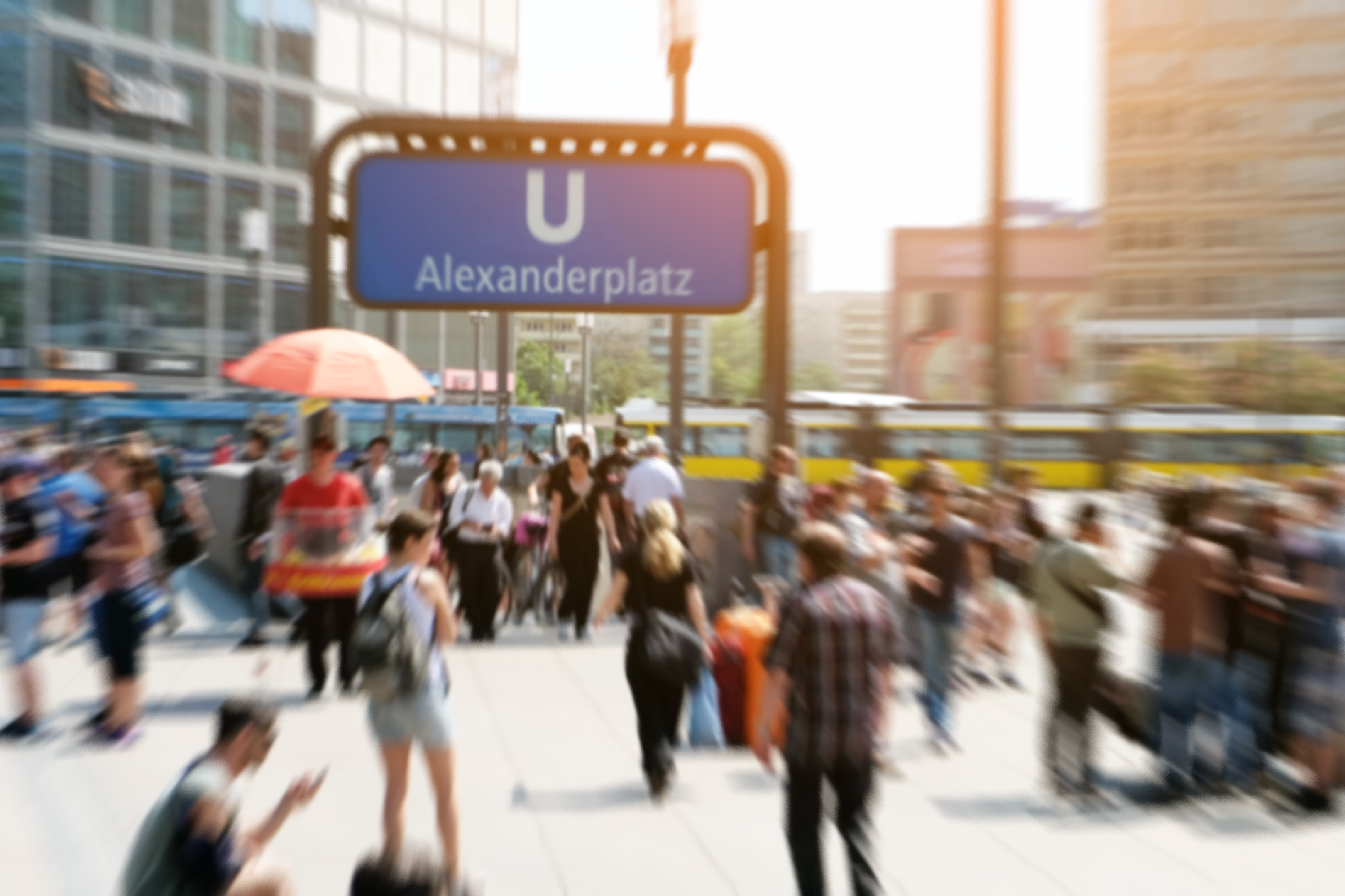 Livlig gadeaktivitet og fodgængere ved Alexanderplatz i Berlin om sommeren