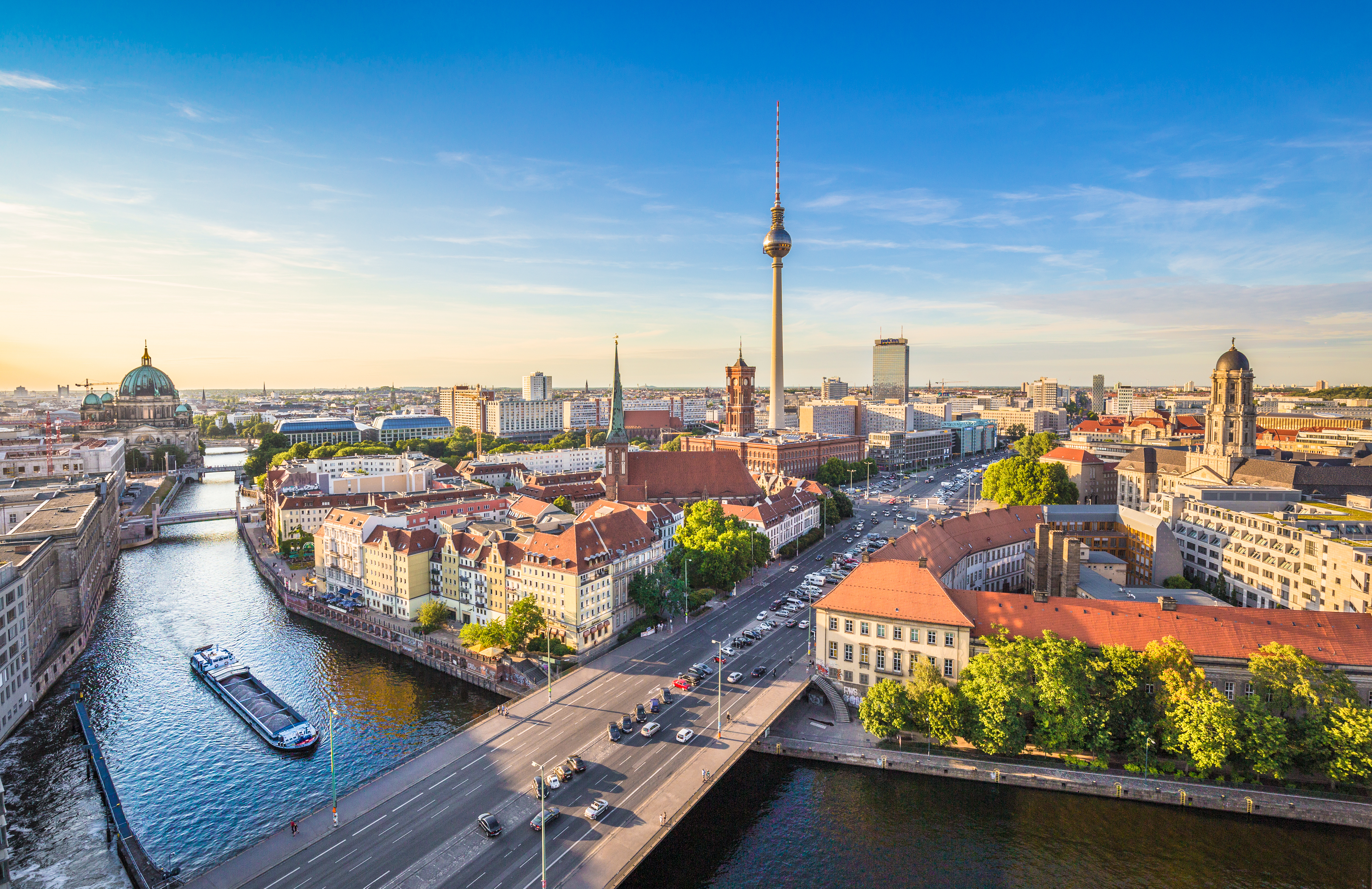 Smuk solnedgang over Berlin med TV-tårnet ved Alexanderplatz og Spree floden