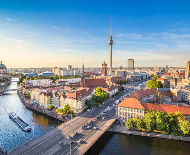 Smuk solnedgang over Berlin med TV-tårnet ved Alexanderplatz og Spree floden
