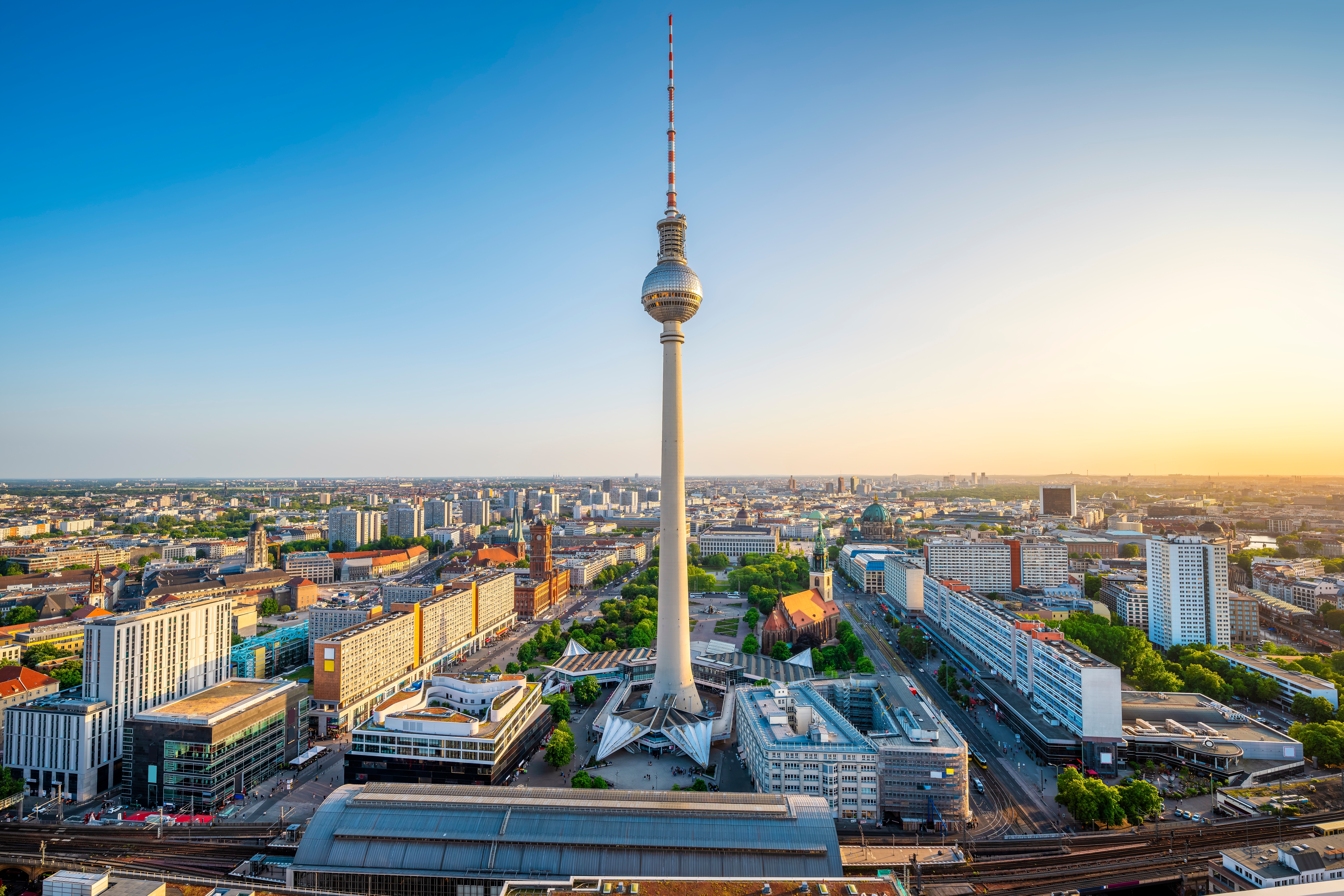 Flot udsigt over Berlin ved solnedgang med Fernsehturm og Alexanderplatz i centrum af den tyske hovedstad