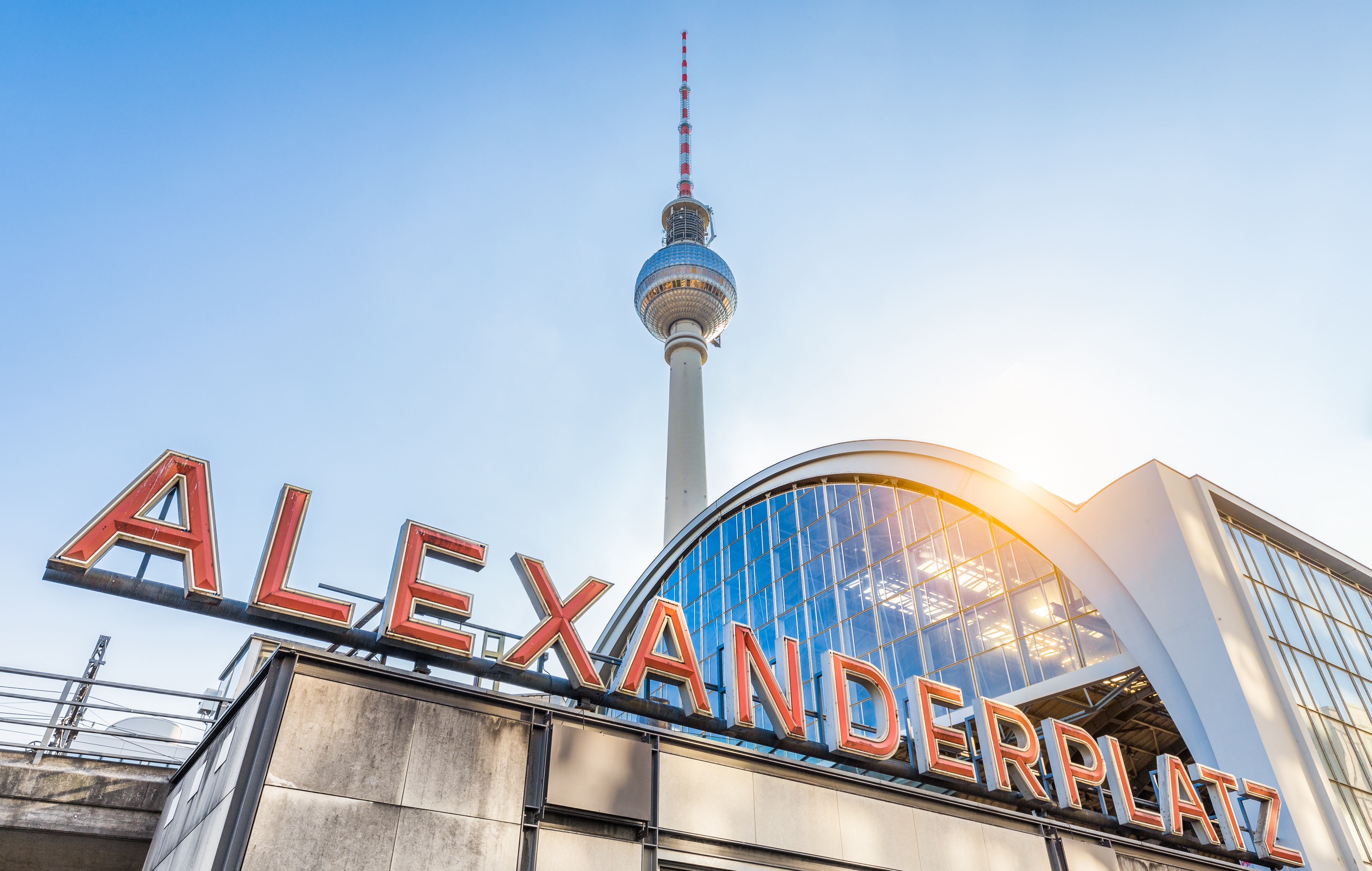 Berlin Alexanderplatz med det ikoniske TV-tårn ved solnedgang