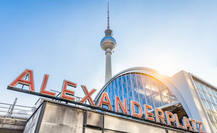 Berlin Alexanderplatz med det ikoniske TV-tårn ved solnedgang