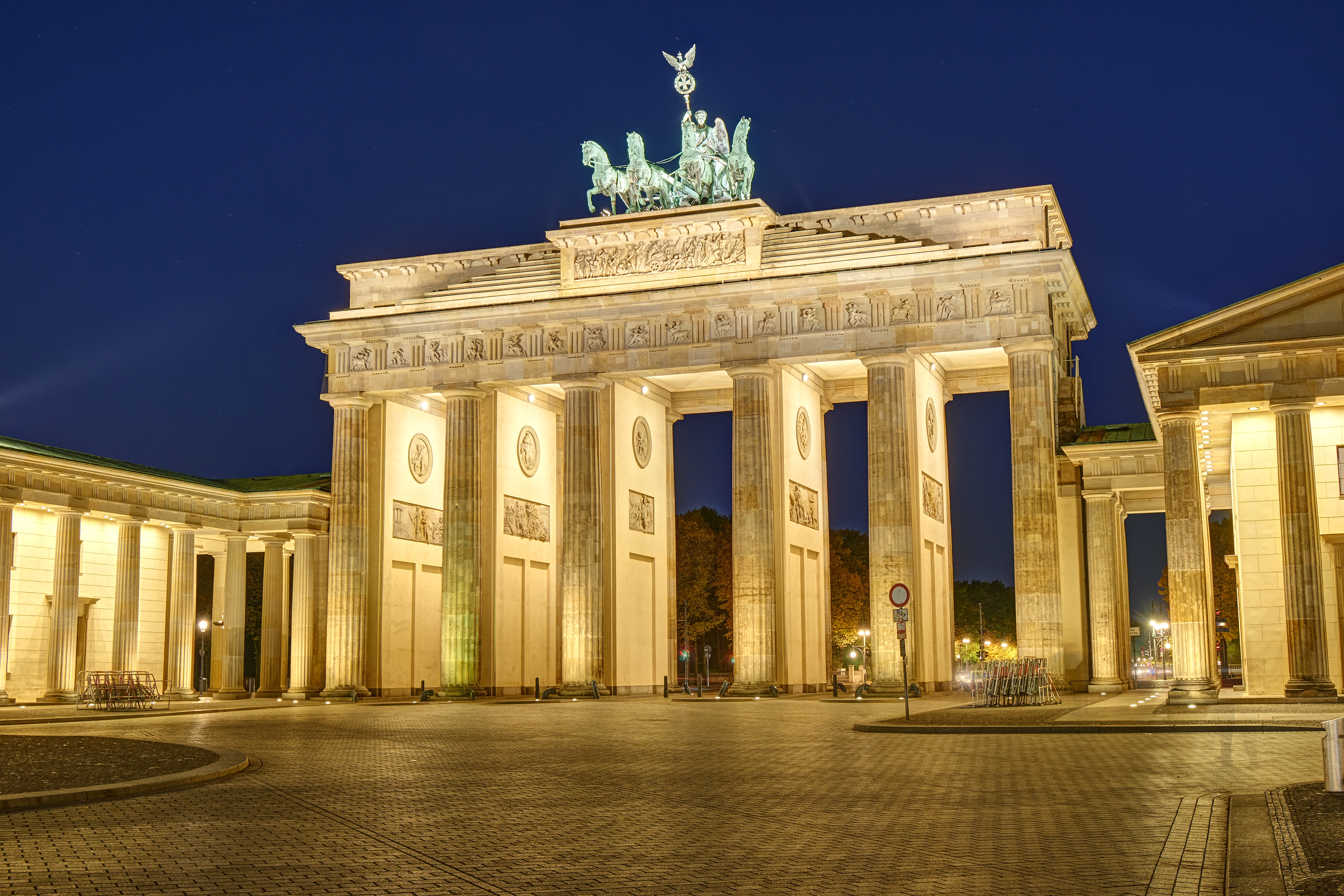 Brandenburger Tor i Berlin med flot natbelysning og den ikoniske Quadriga-vogn trukket af fire heste på toppen af porten