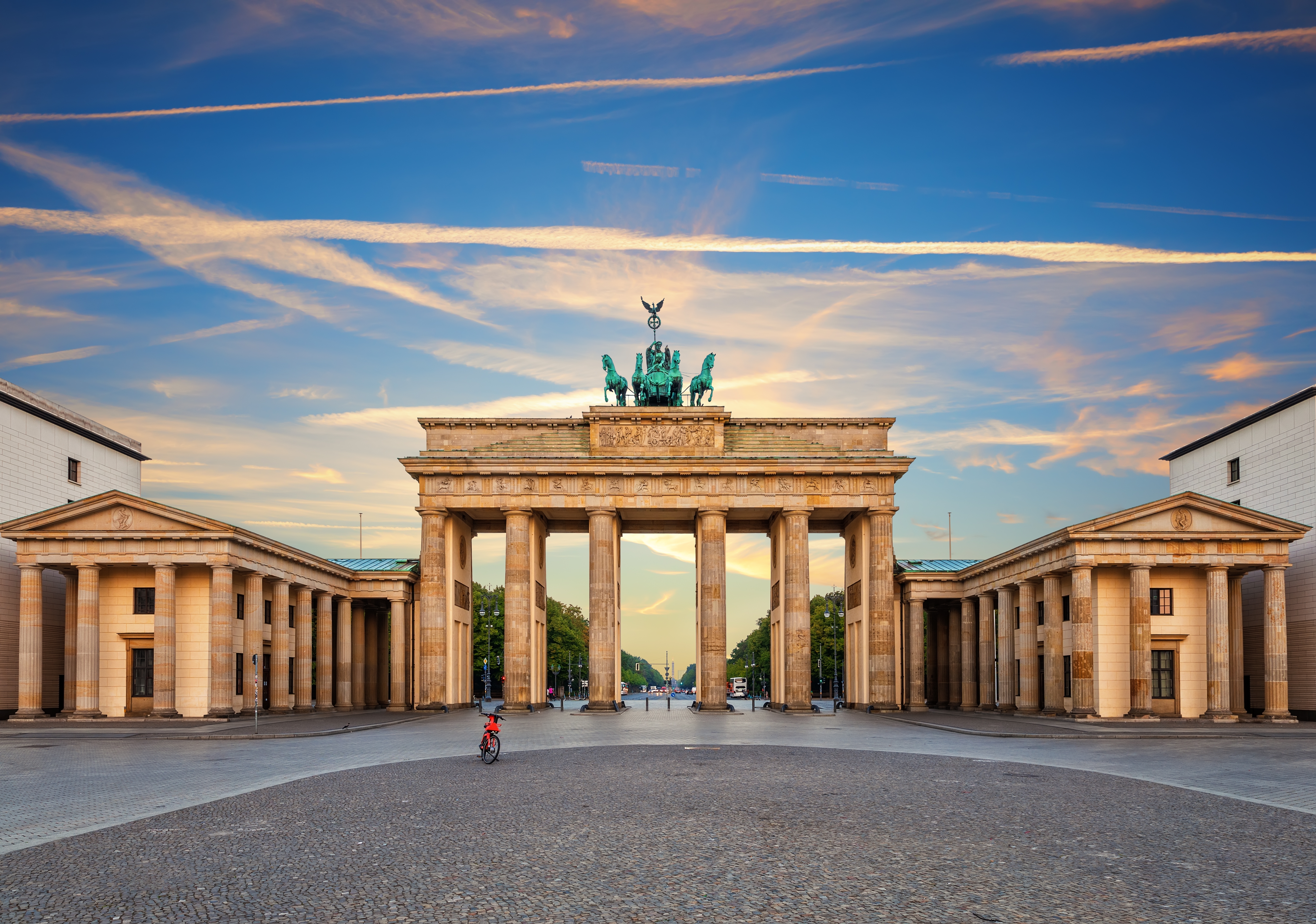 Brandenburger Tor i hjertet af Berlin ved solnedgang – et must-see vartegn med storslået neoklassisk arkitektur og den berømte Quadriga