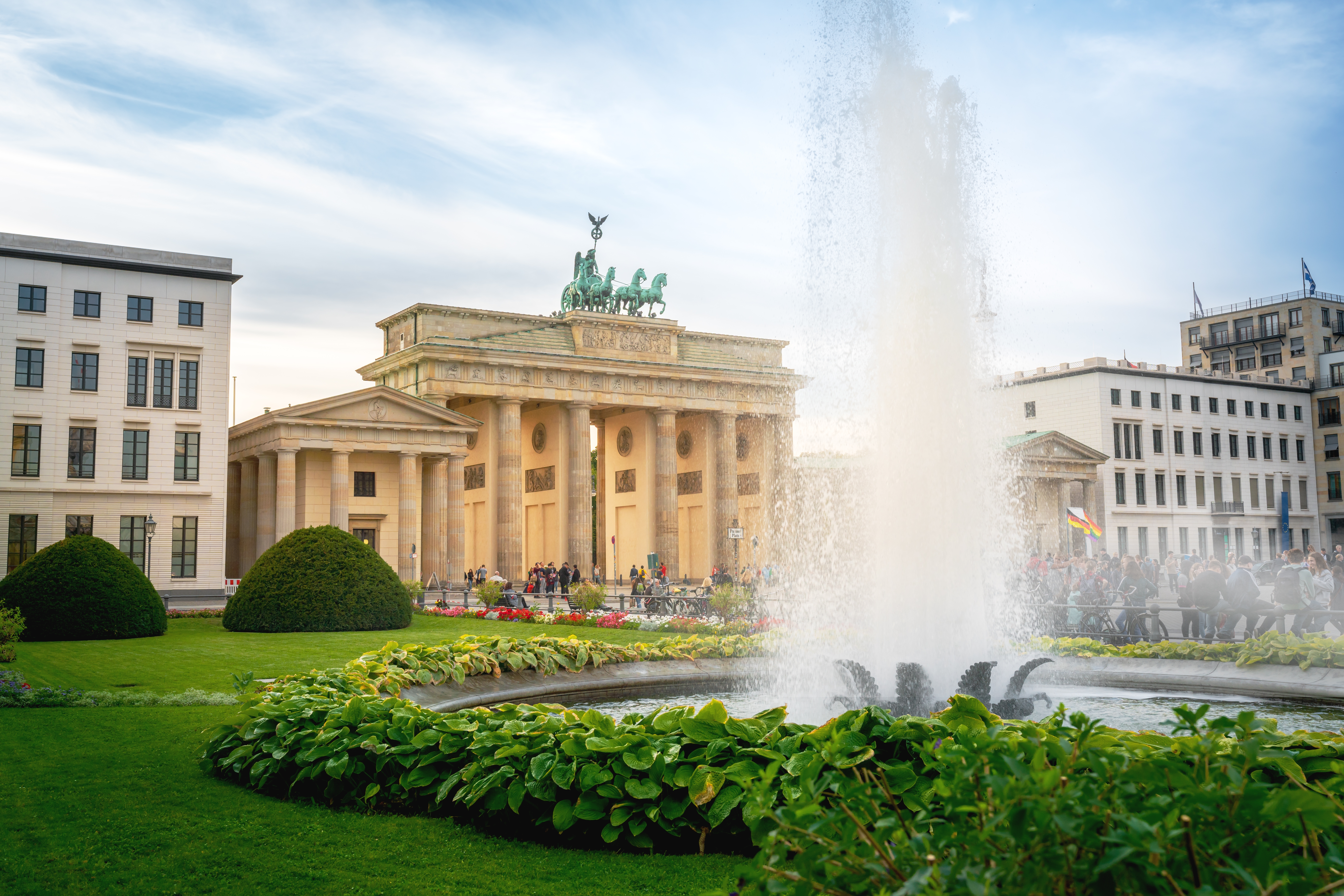 Brandenburger Tor med springvand og smukke blomsterbed på Pariser Platz i Berlin