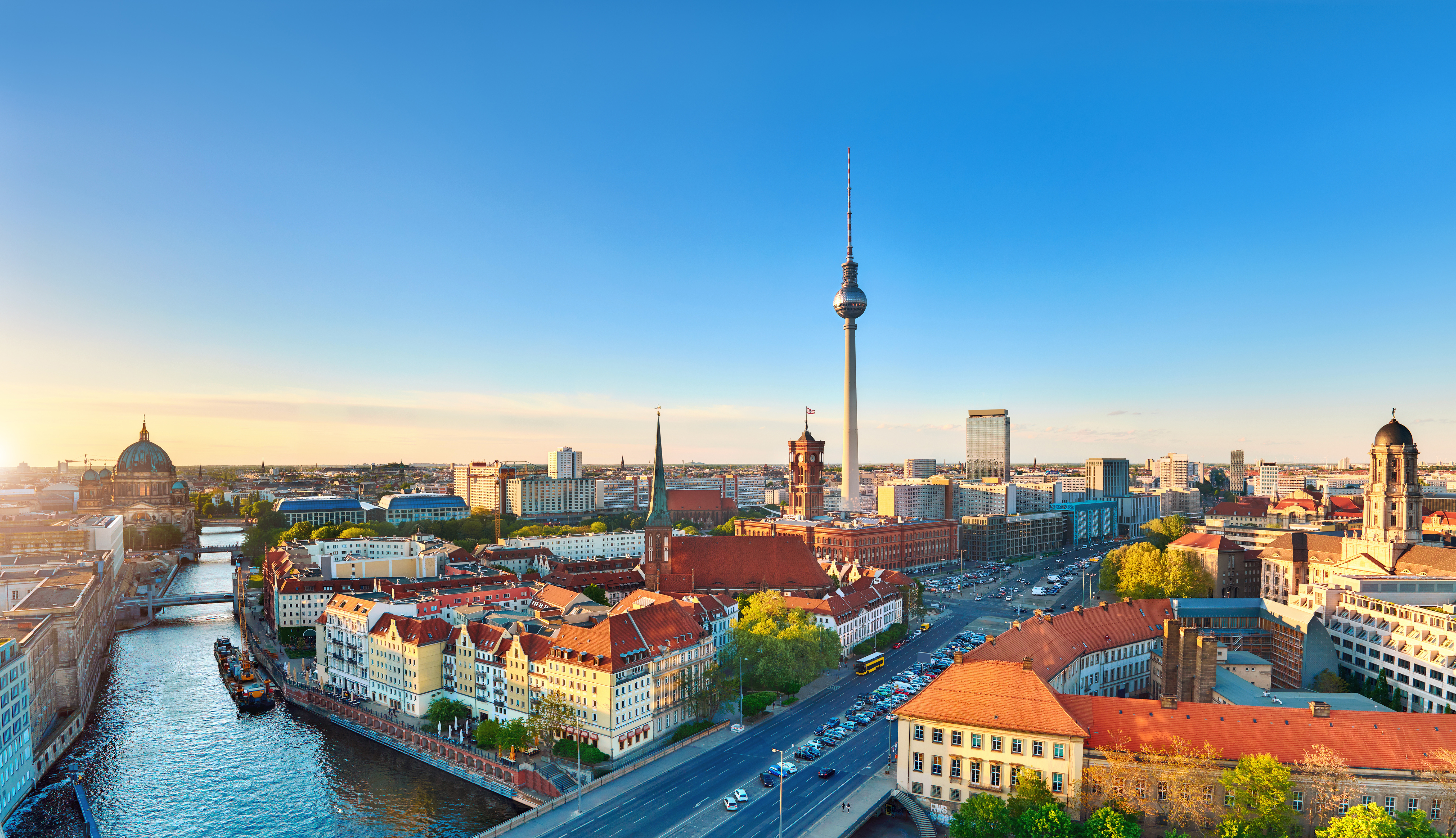 Berlin bymidte med historiske bygninger og det ikoniske TV-tårn ved solnedgang