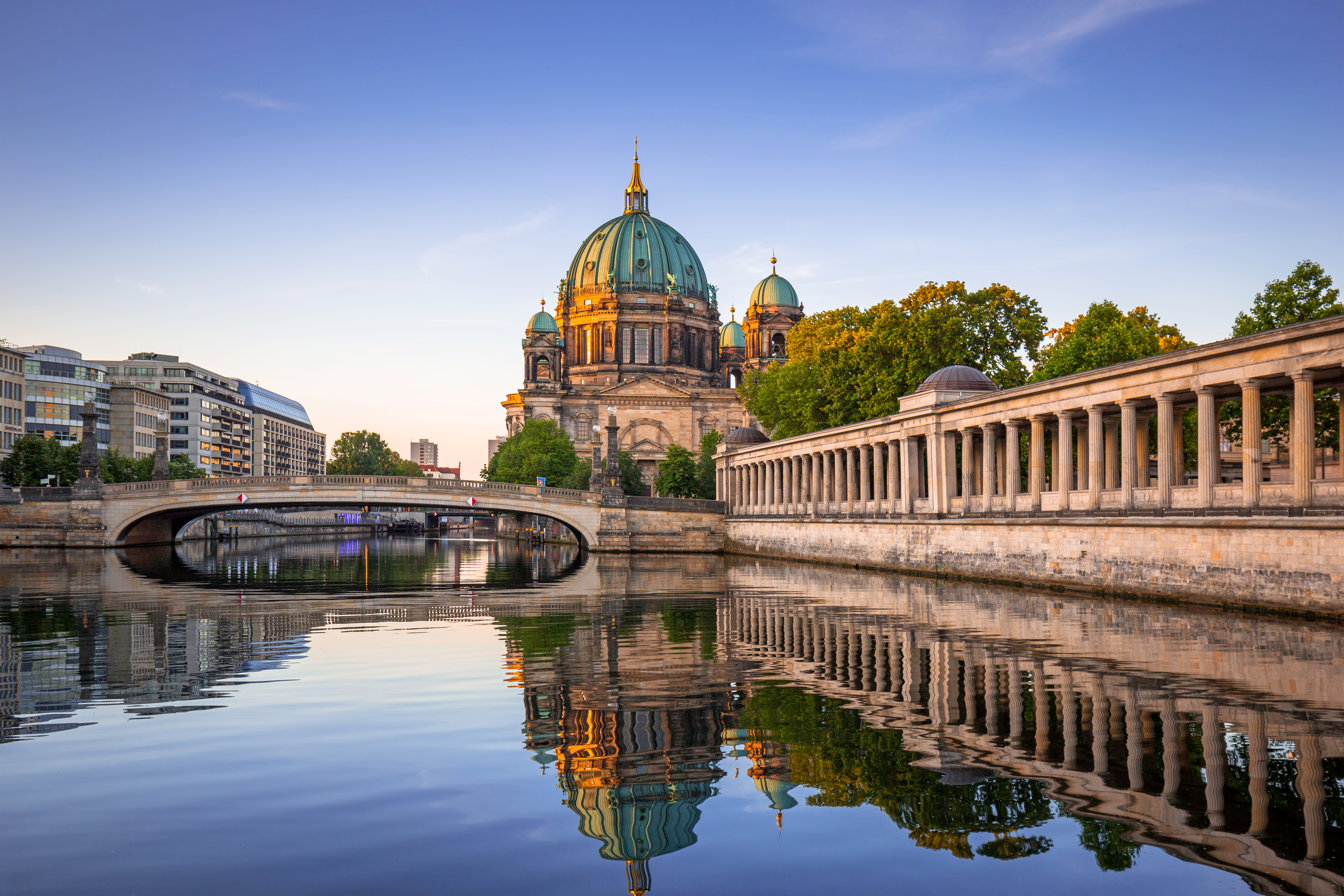 Majestic Berlin Domkirke og klassisk søjlegang spejlet i det stille vand ved solnedgang