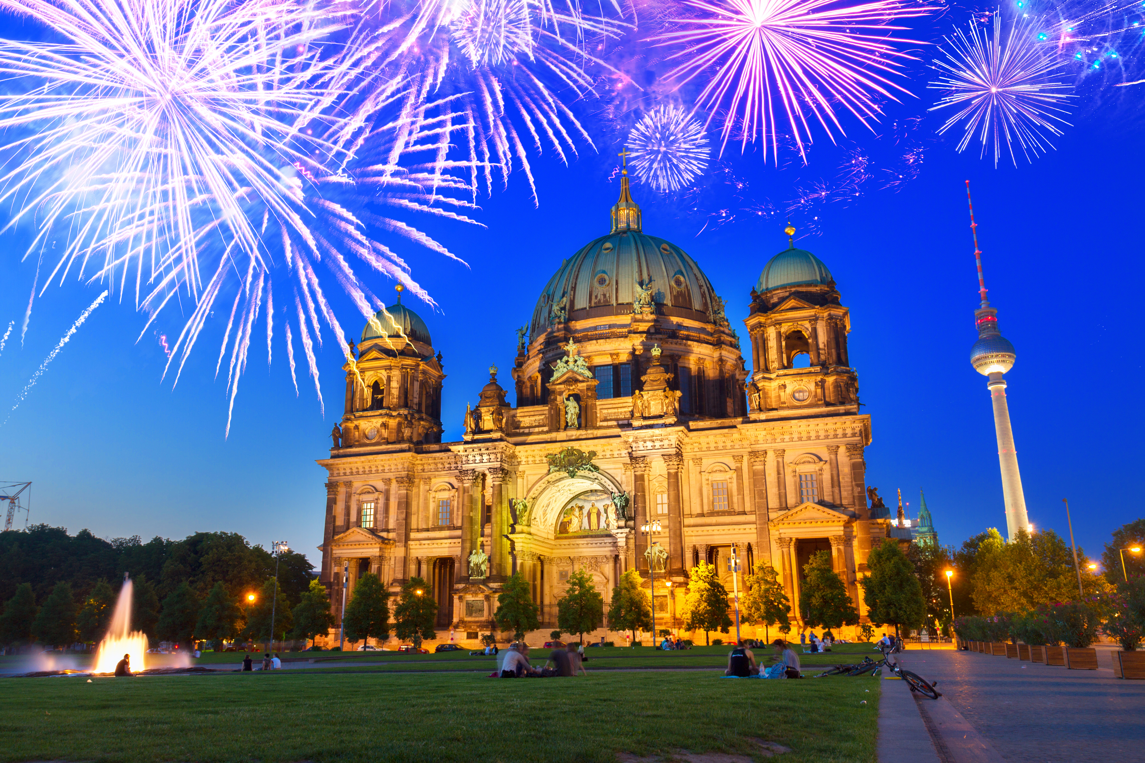 Berlins berømte domkirke Berliner Dom med spektakulært fyrværkeri på en klar nattehimmel i Tyskland
