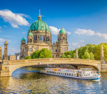 Spektakulær udsigt til Berlin Domkirke med grønne kobberkupler fra Spree-floden