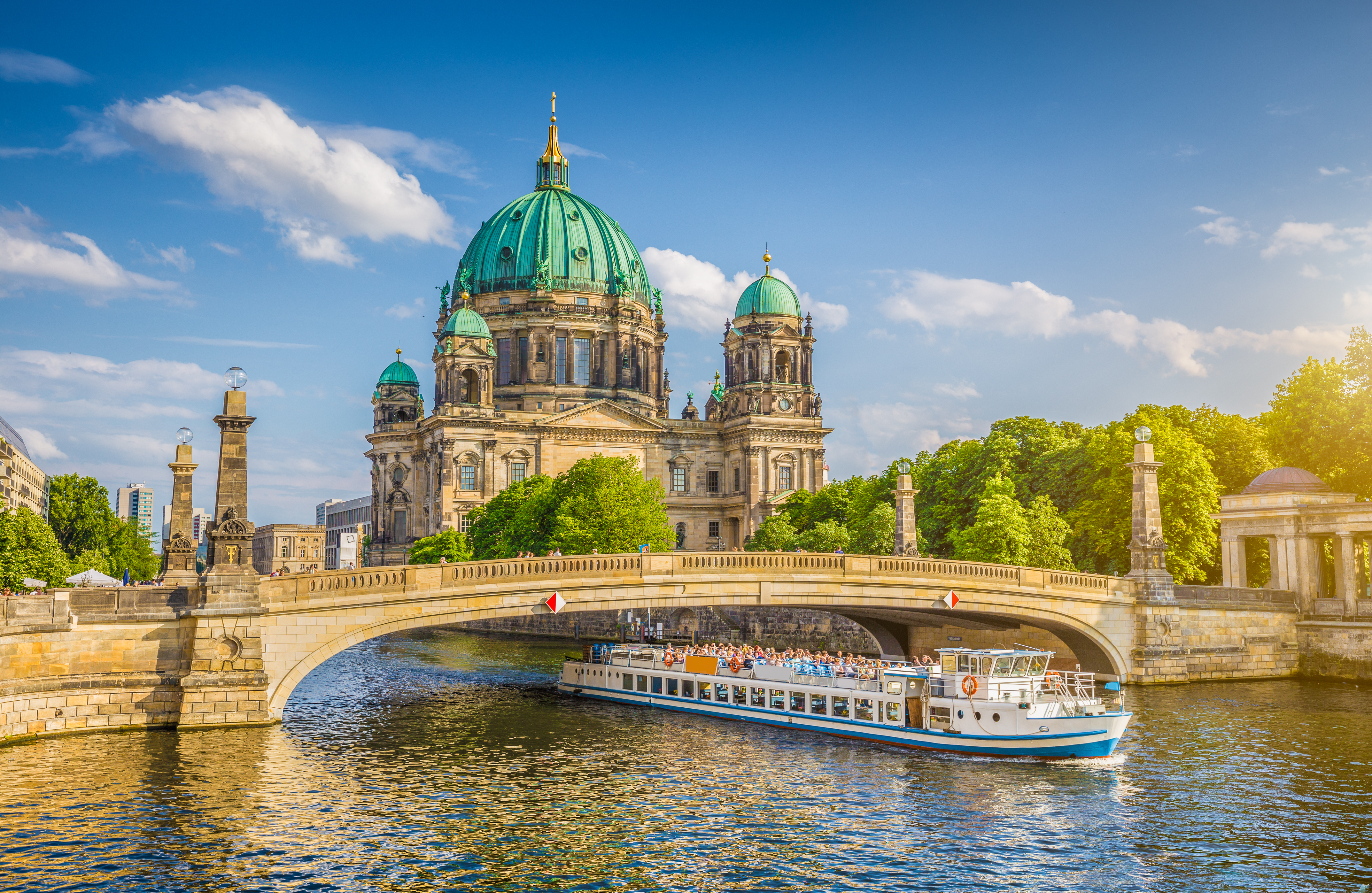 Berlin Domkirke med grønne kupler og turistbåd i det historiske centrum