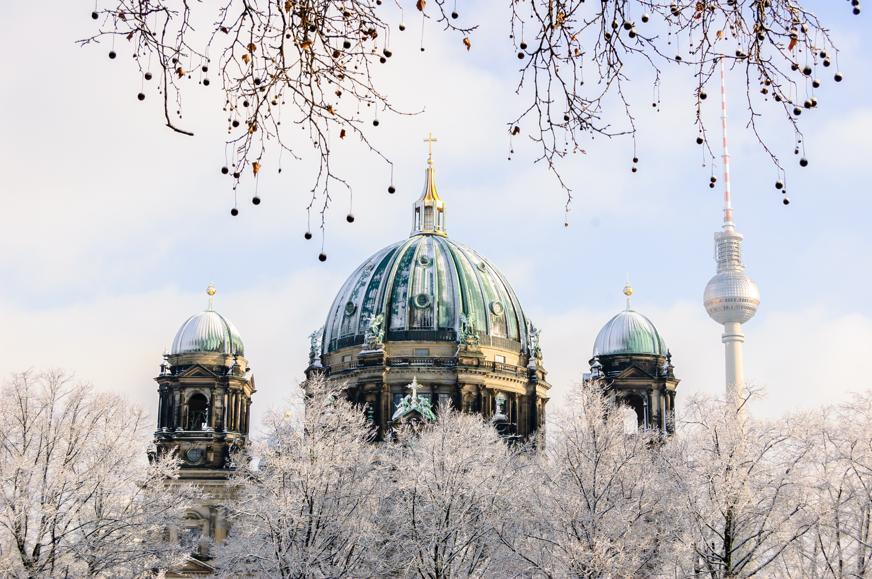 Berliner Dom med kuppler i snedækket vinterbillede